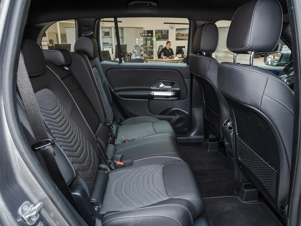 Mercedes-Benz-GLB 200 d-image-12