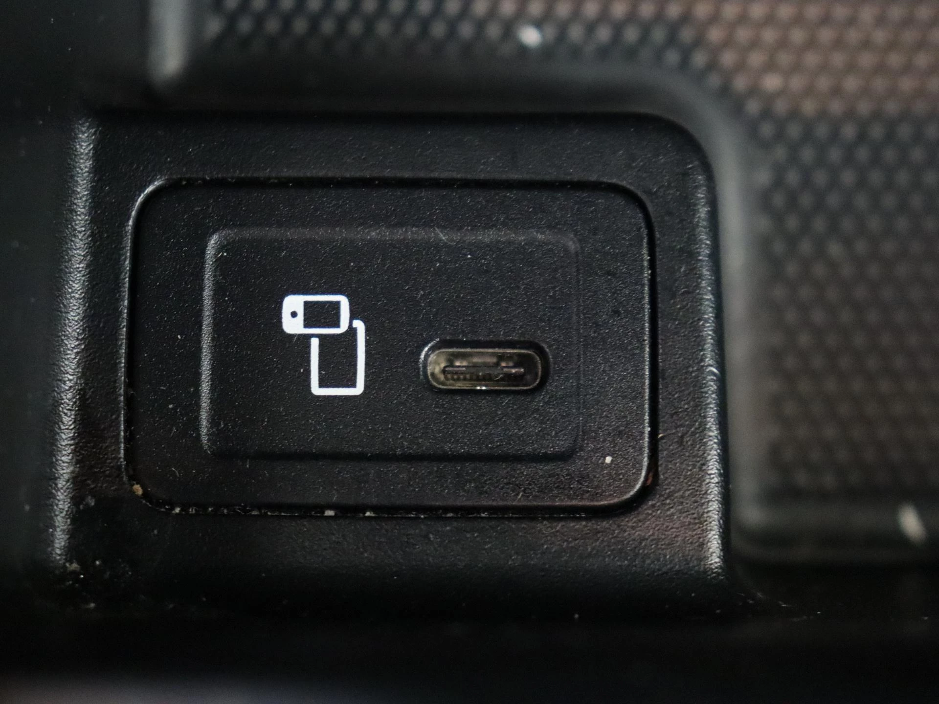 Mercedes-Benz-EQA-image-24