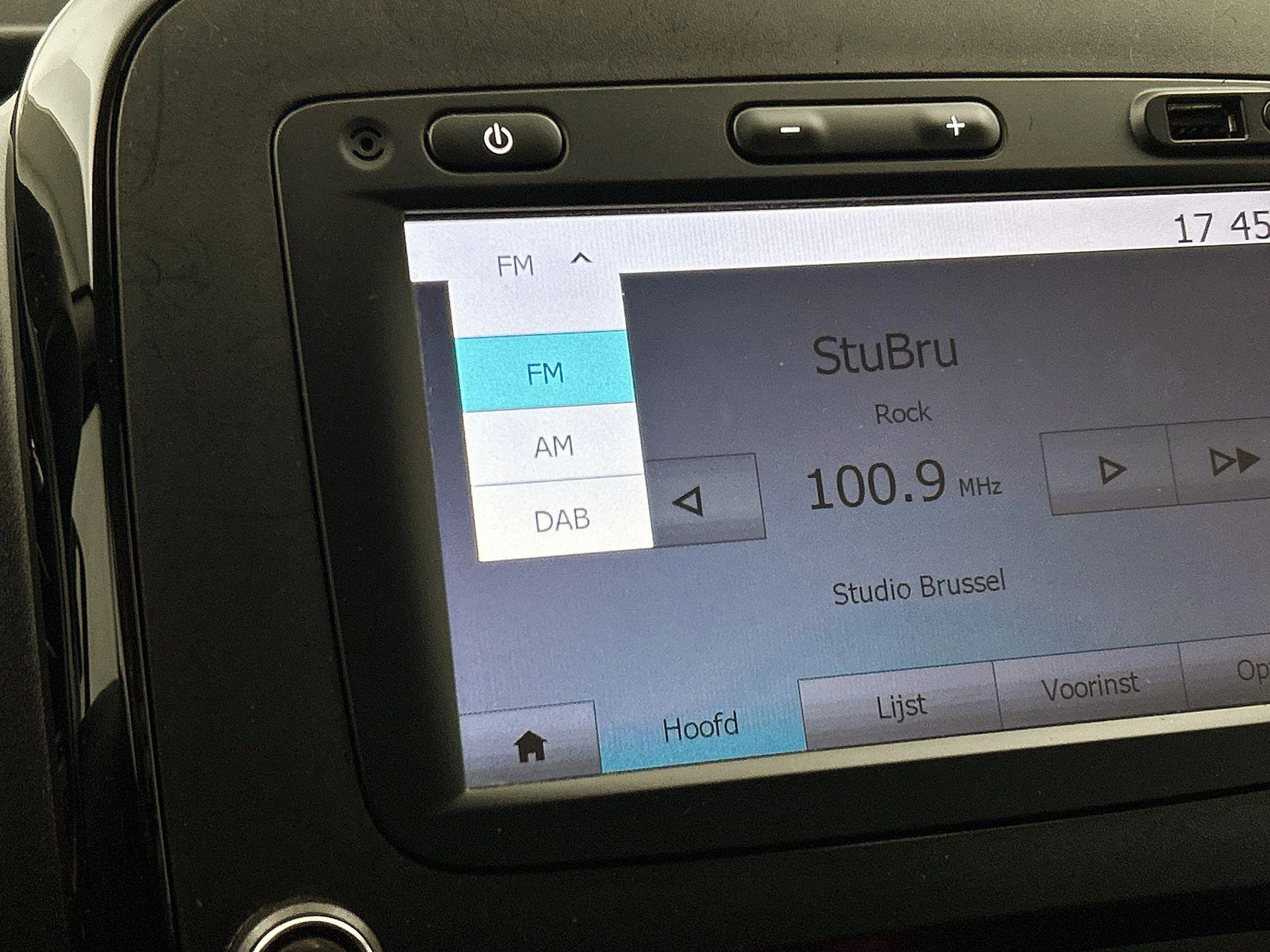 Opel-Vivaro-image-11