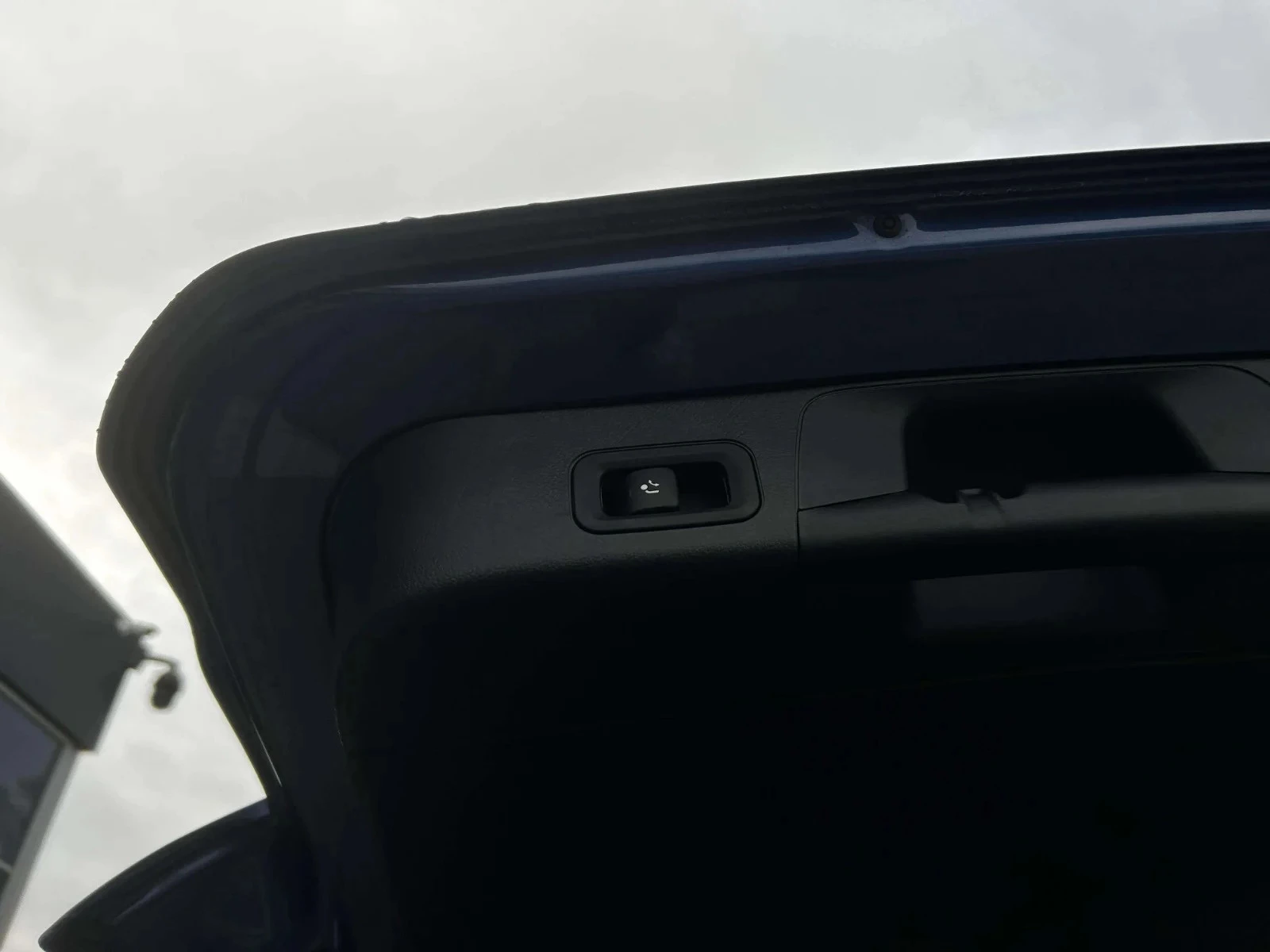 Mercedes-Benz-EQB-image-21