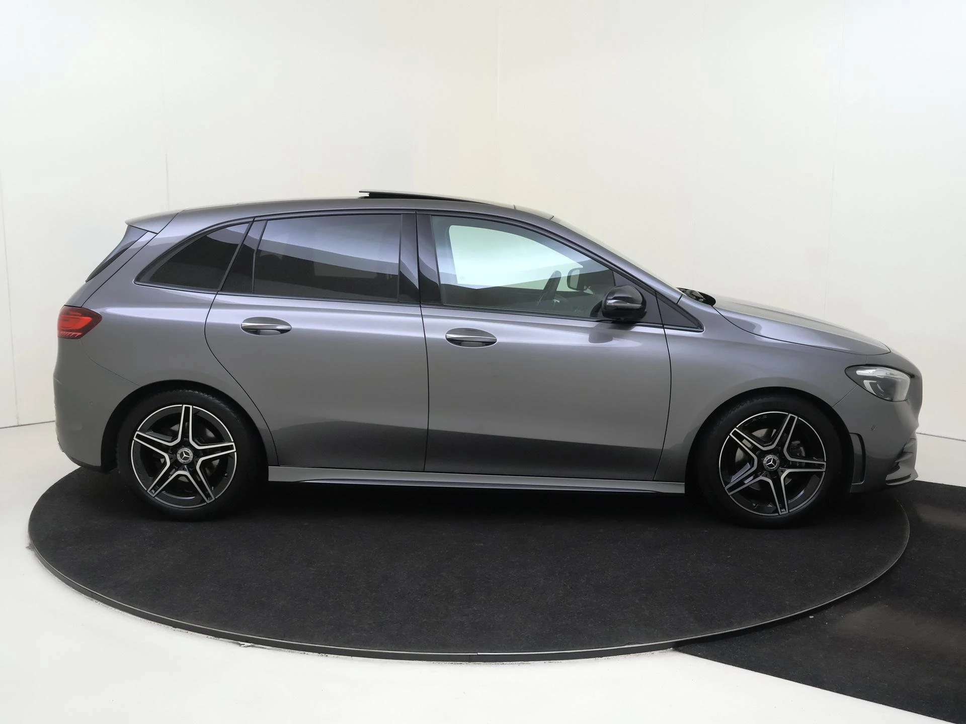 Mercedes-Benz-B-Klasse-image-8