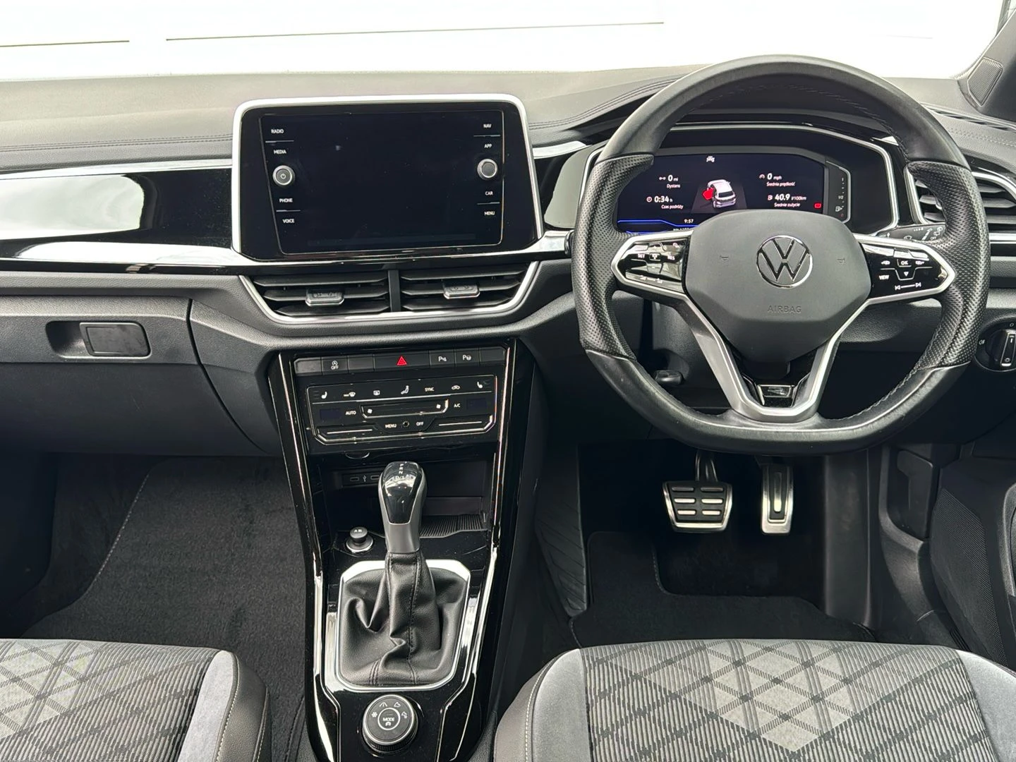 Volkswagen-T-Roc-image-3