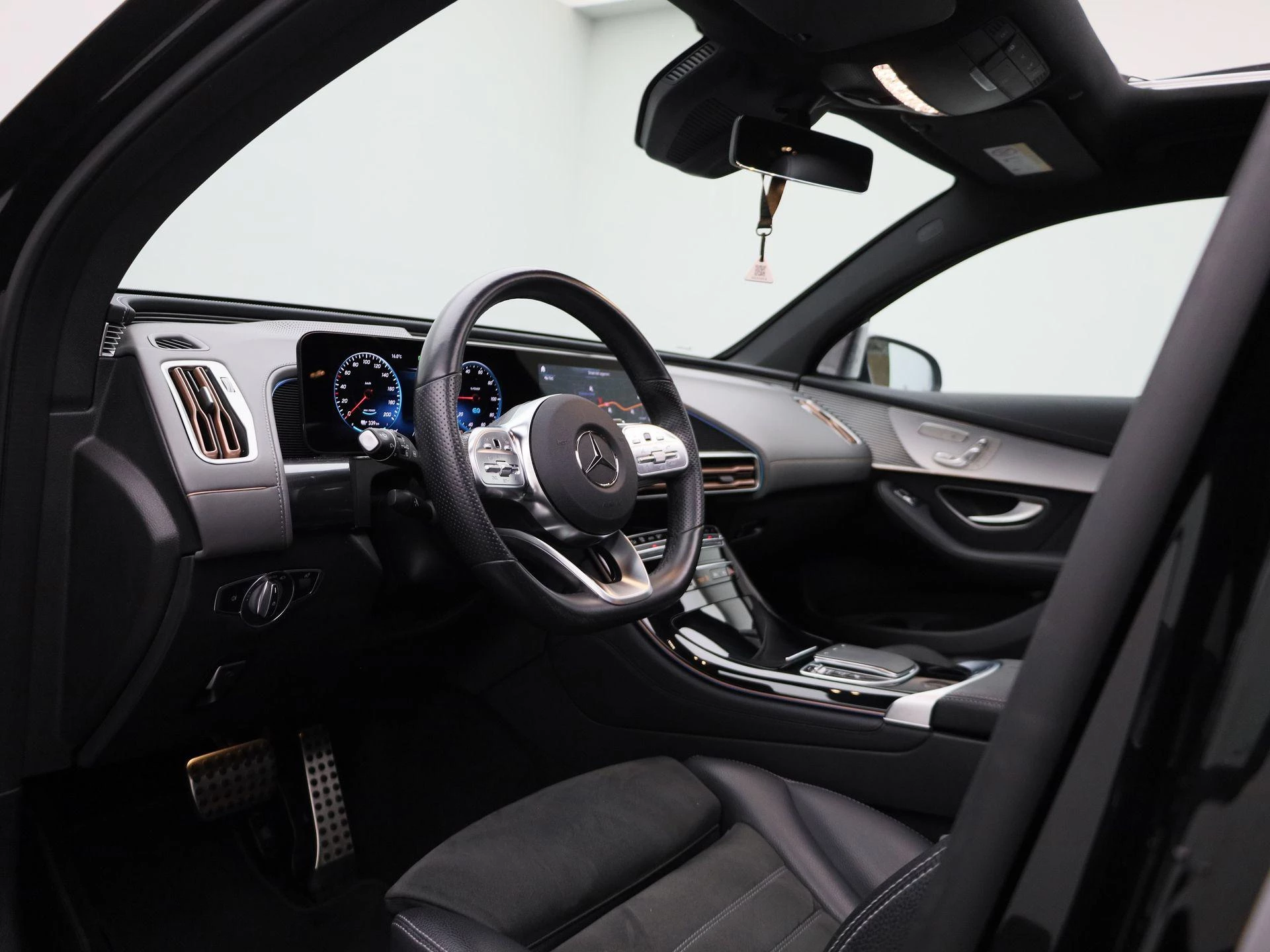 Mercedes-Benz-EQC-image-34