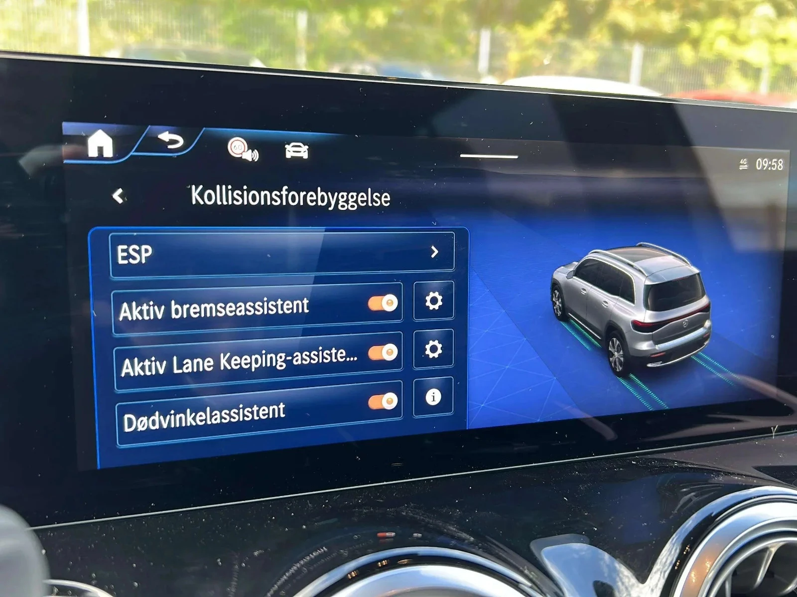 Mercedes-Benz-EQB-image-16