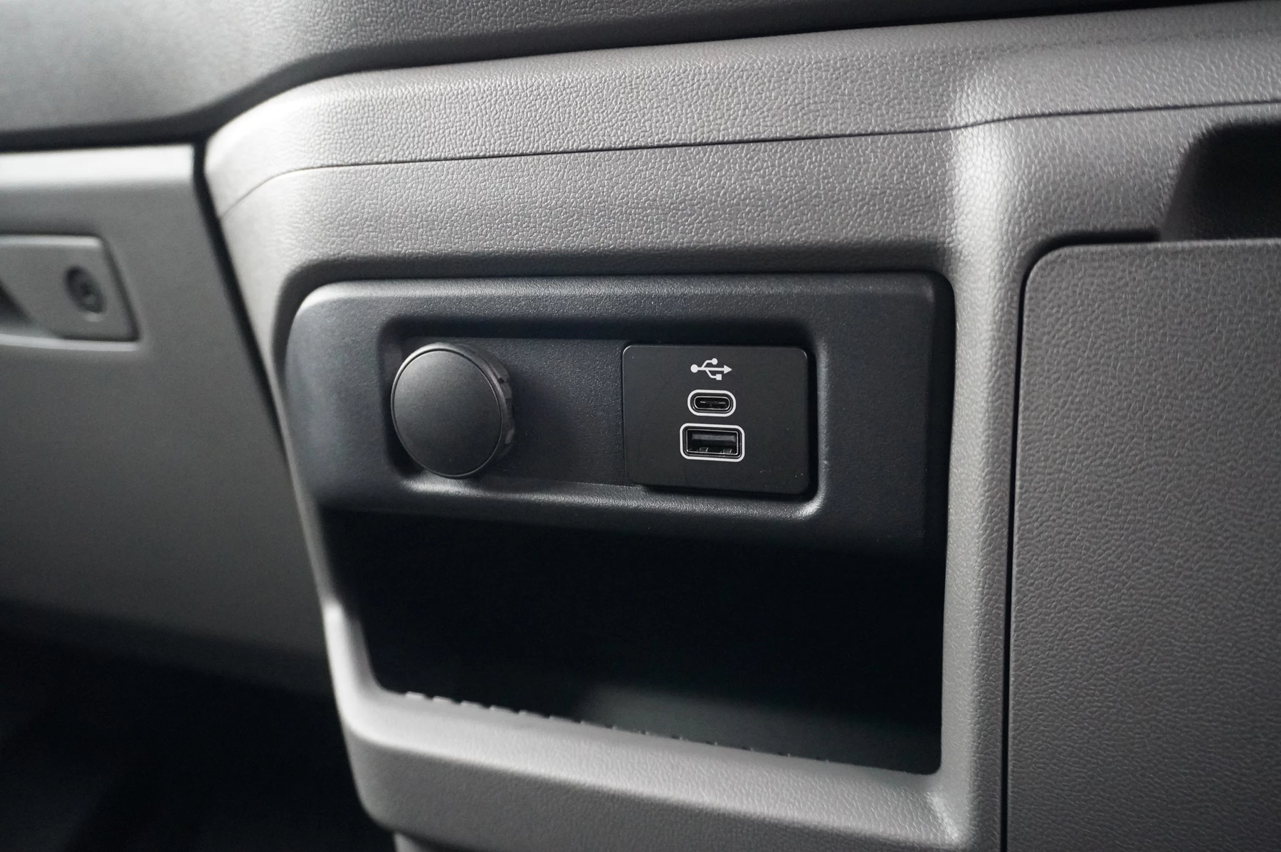 Volkswagen-Transporter-image-36