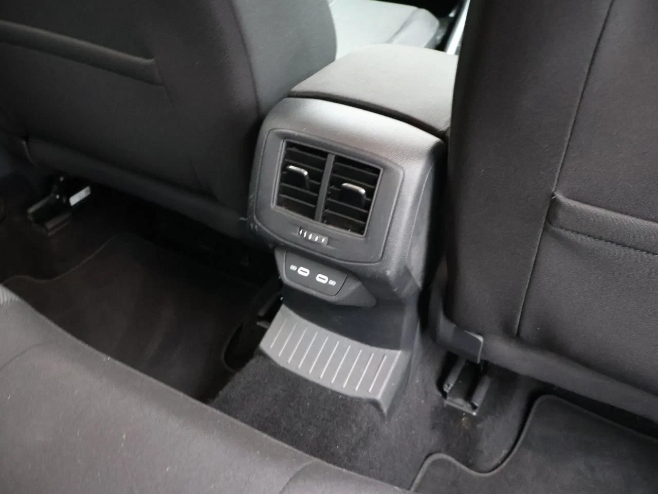 Volkswagen-T-Roc-image-19