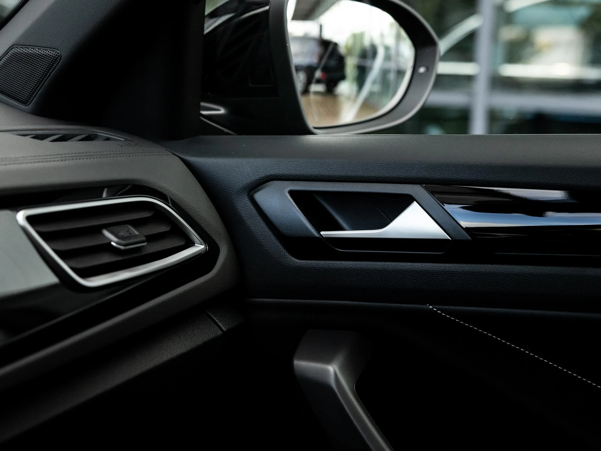 Volkswagen-T-Roc-image-43