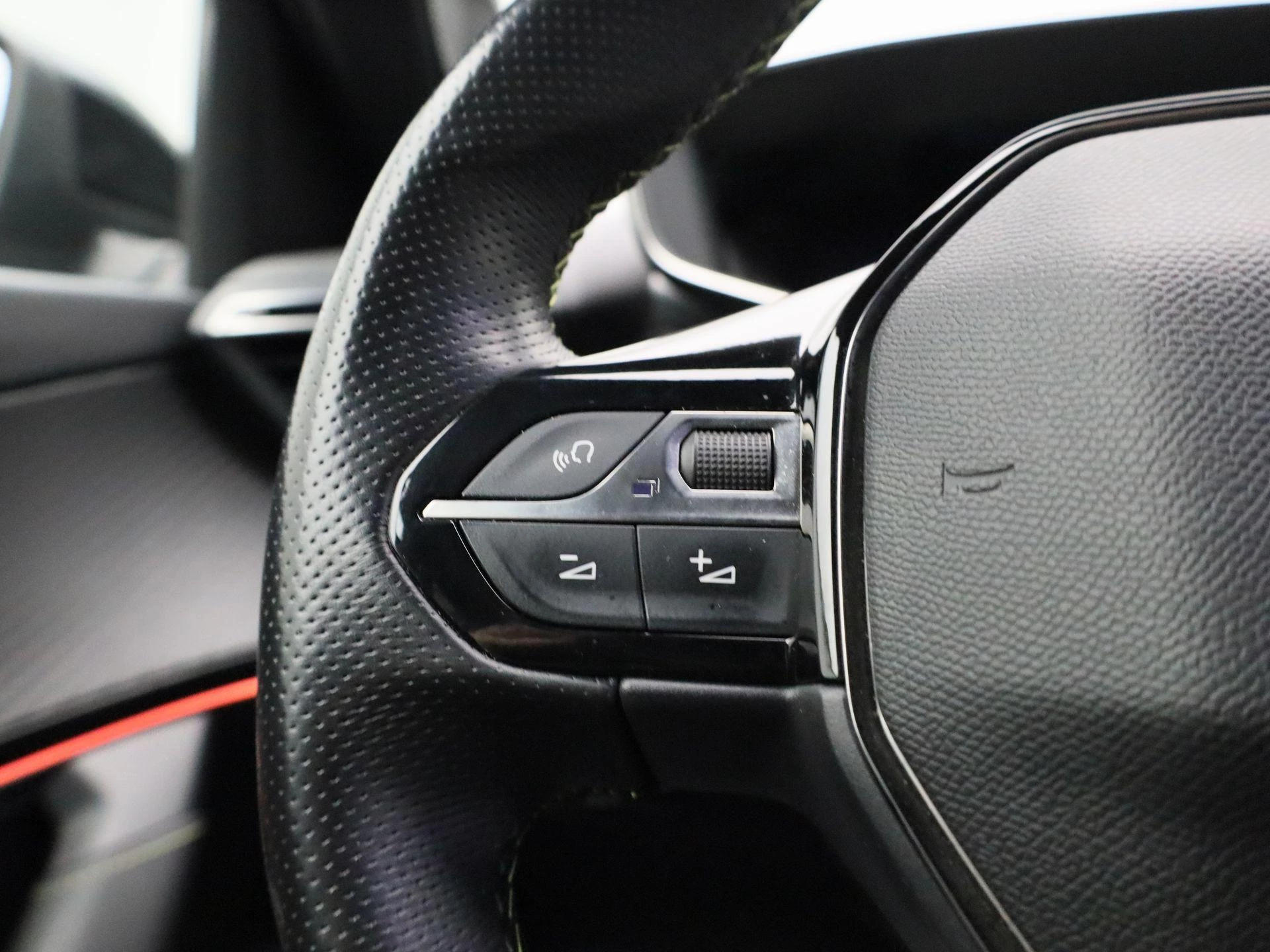 Peugeot-e-2008-image-9