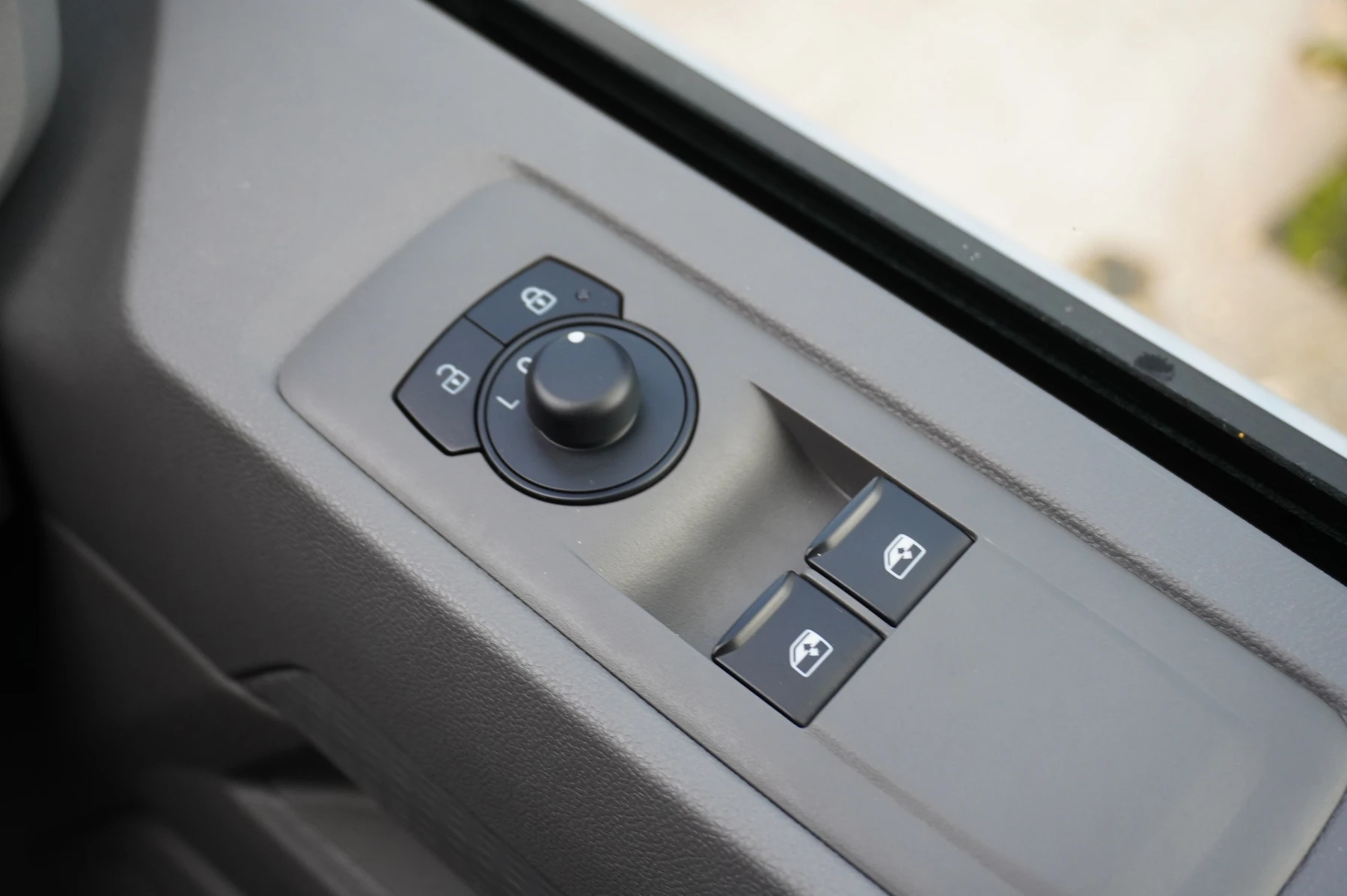Volkswagen-Transporter-image-30