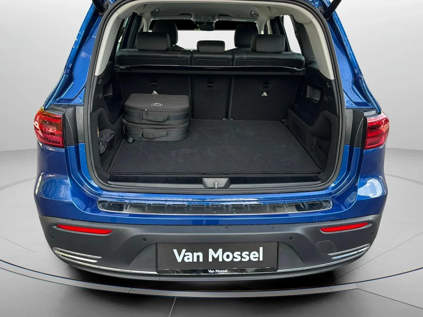 Mercedes-Benz-EQB-image-13