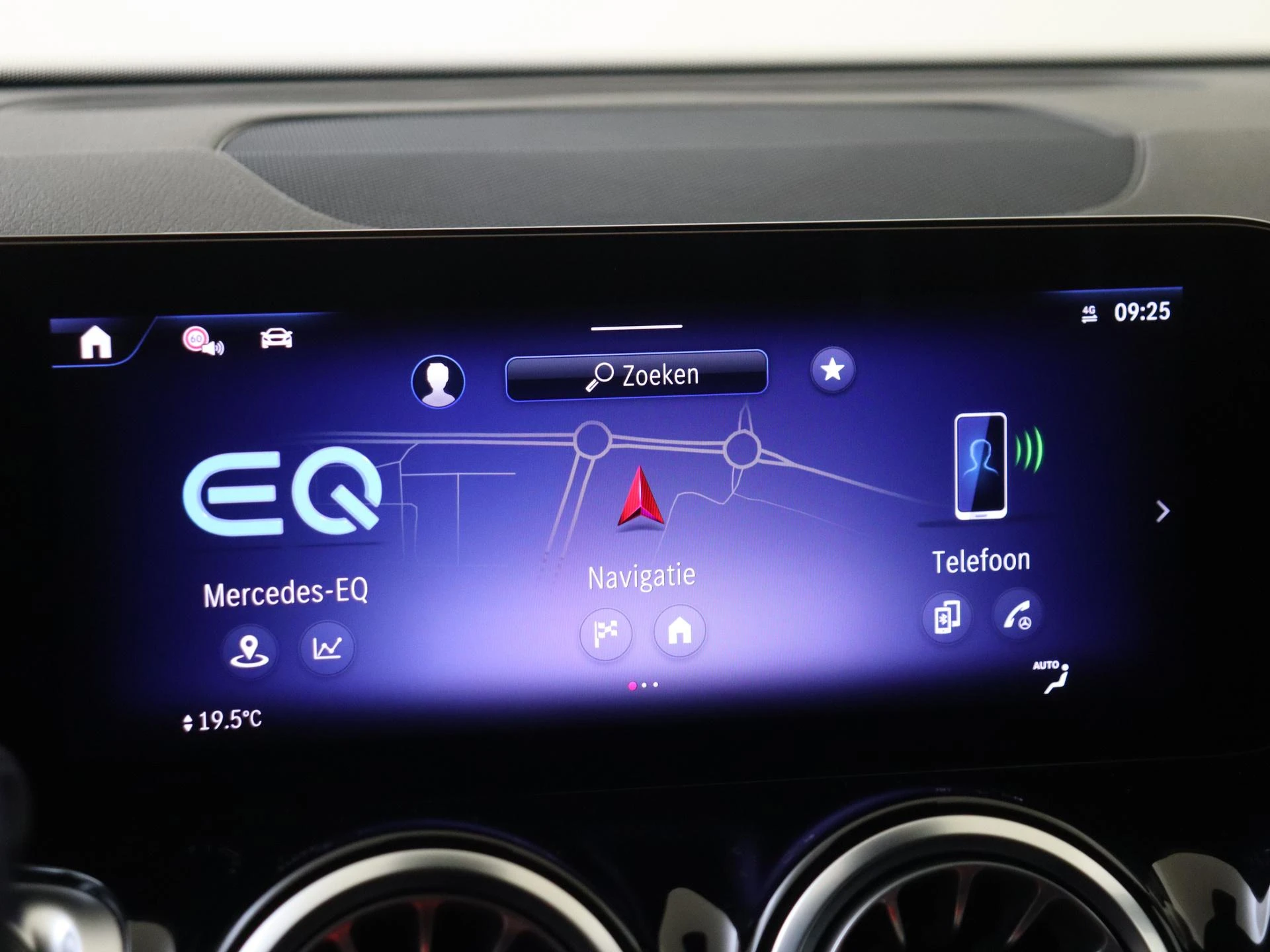 Mercedes-Benz-EQB-image-17