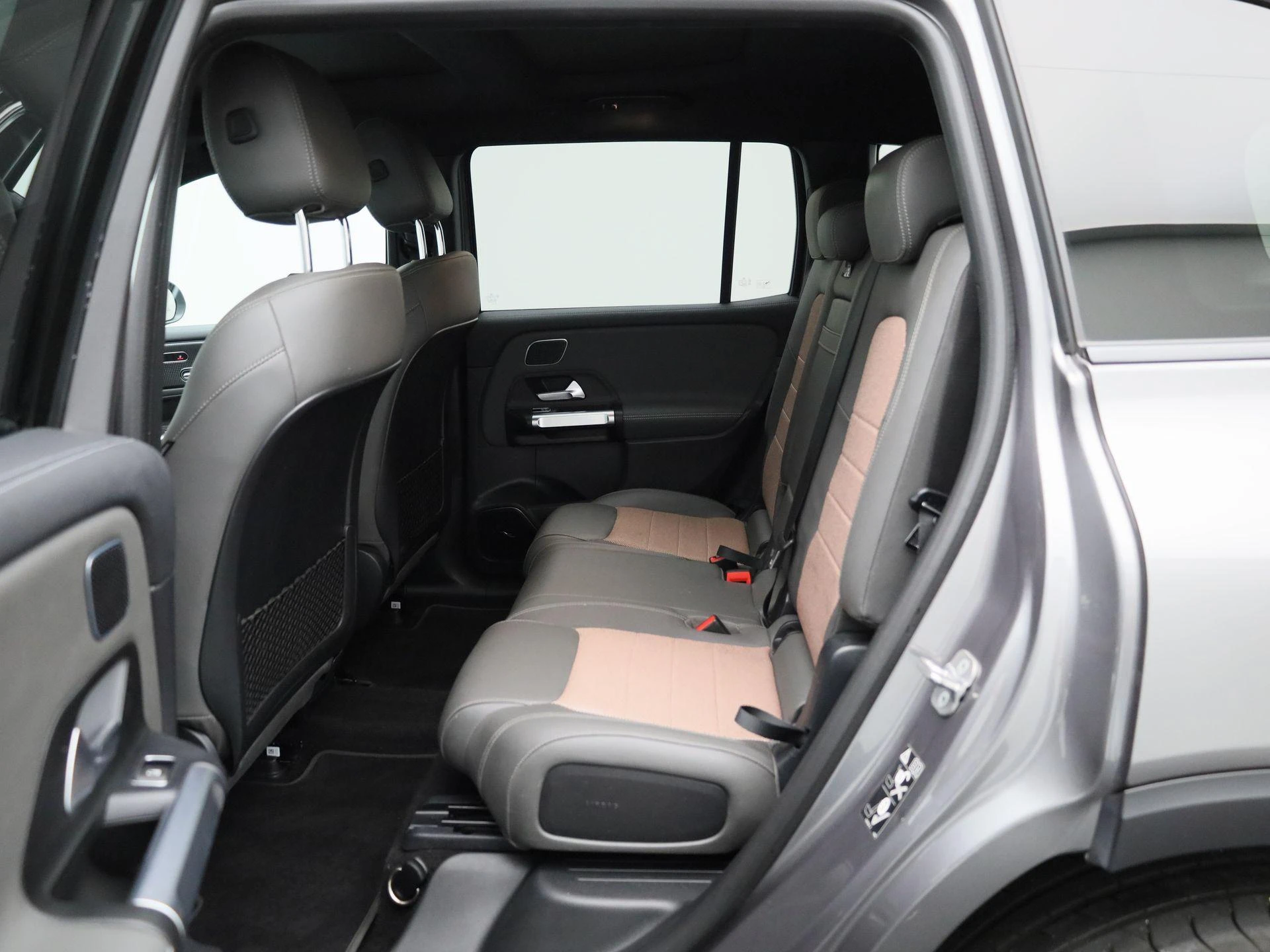 Mercedes-Benz-EQB-image-9