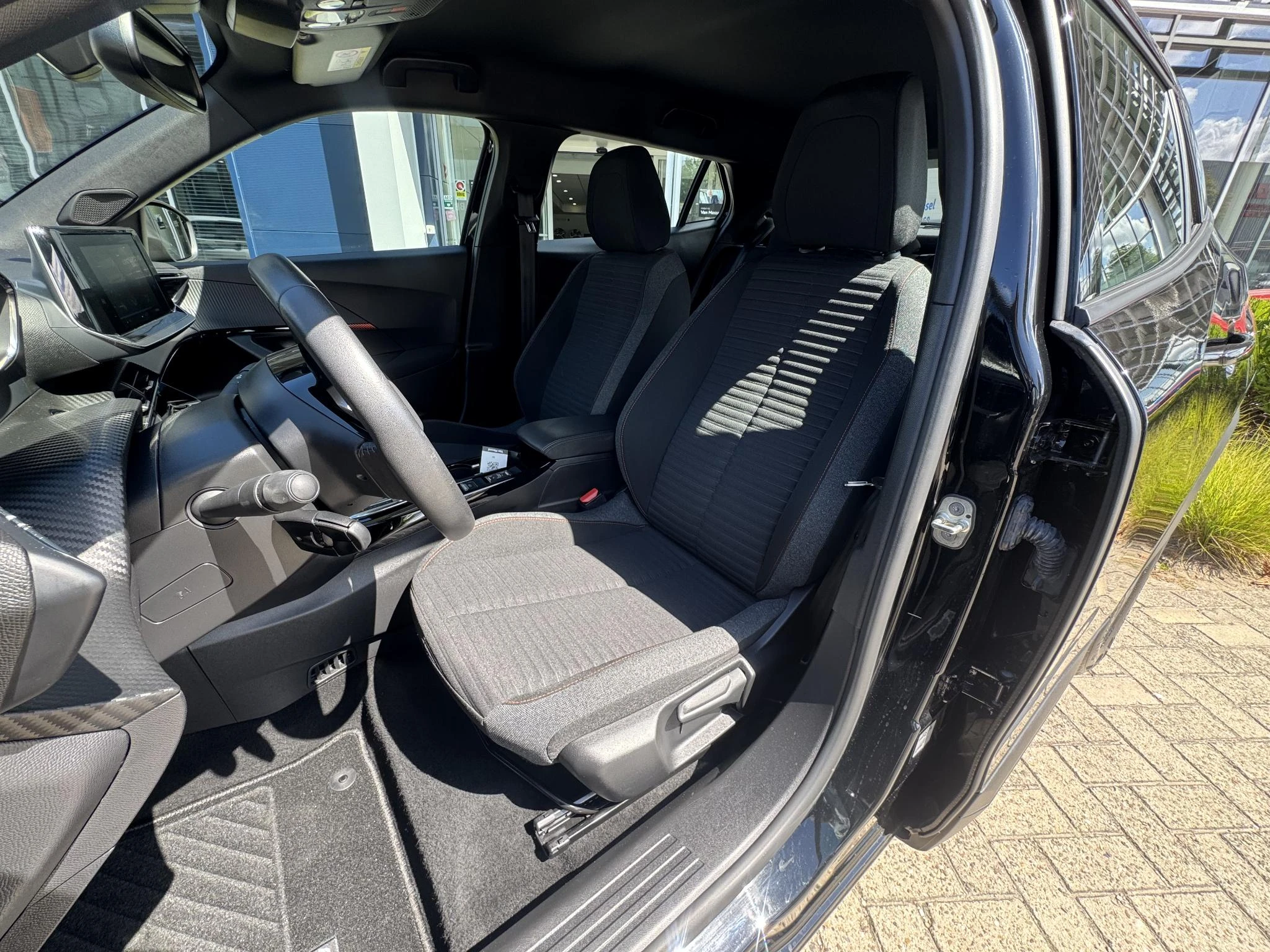 Peugeot-e-2008-image-16