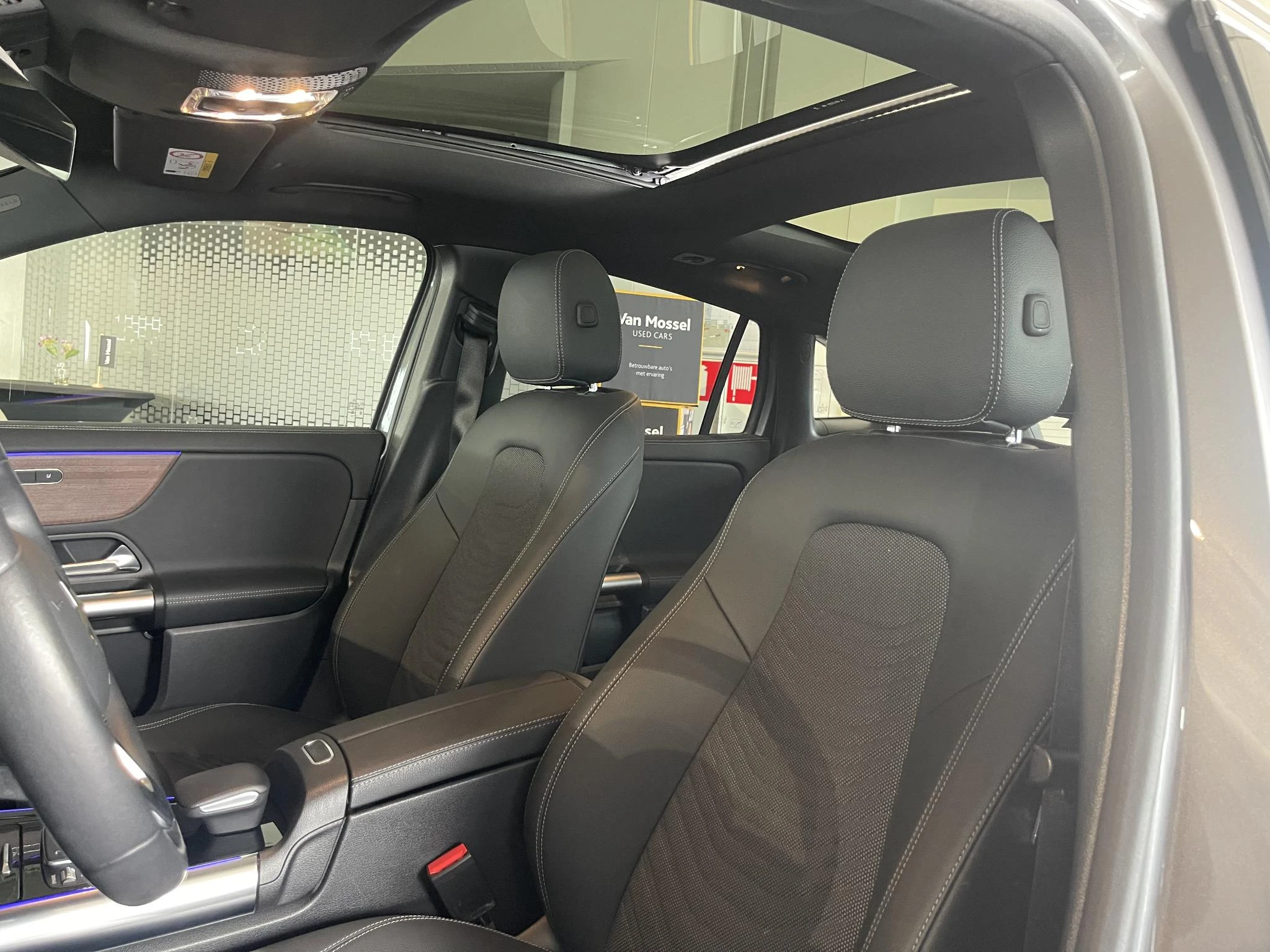Mercedes-Benz GLA 200 Luxury Line + MULTIBEAM LED + PANO DAK + CARPLAY + TREKHAAK +