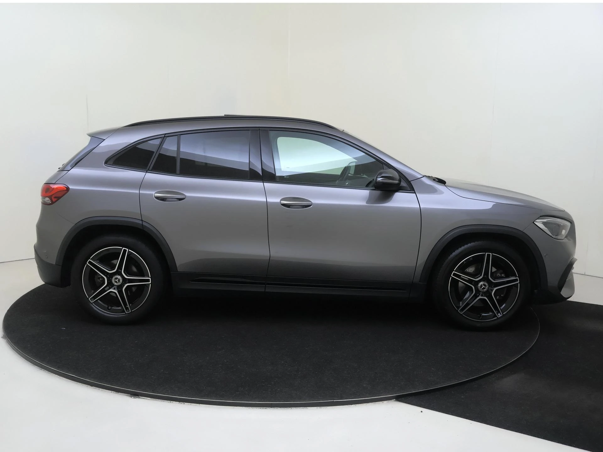 Mercedes-Benz-GLA-image-8