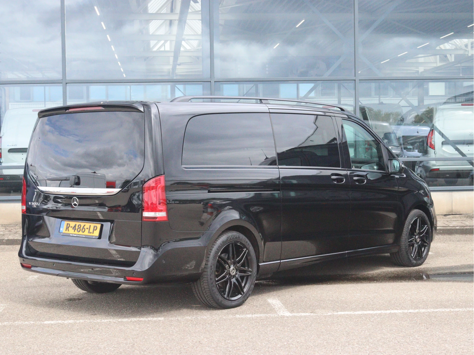 Mercedes-Benz-V-Klasse-image-1