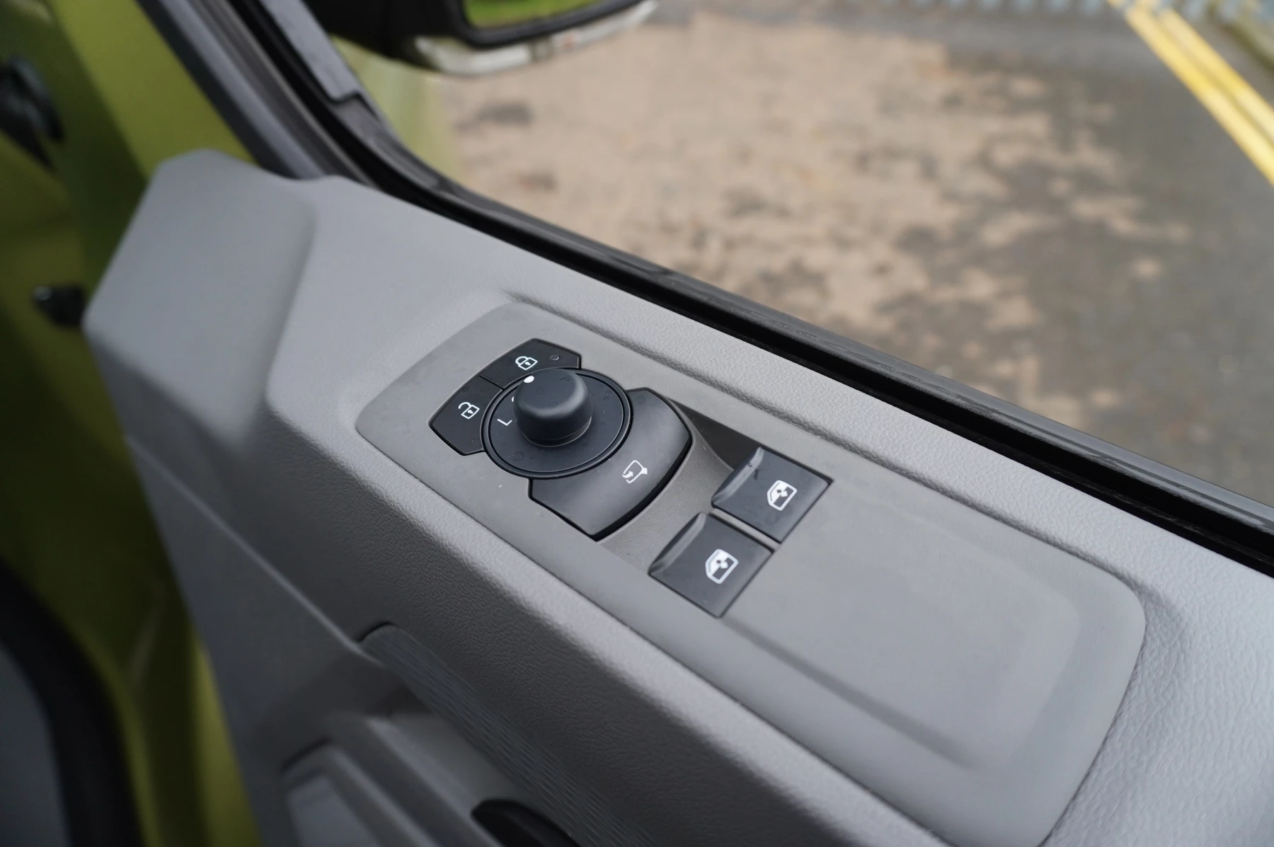 Volkswagen-Transporter-image-45