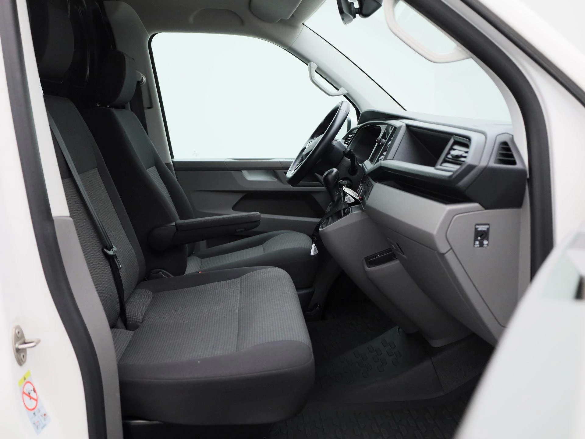Volkswagen-Transporter-image-11