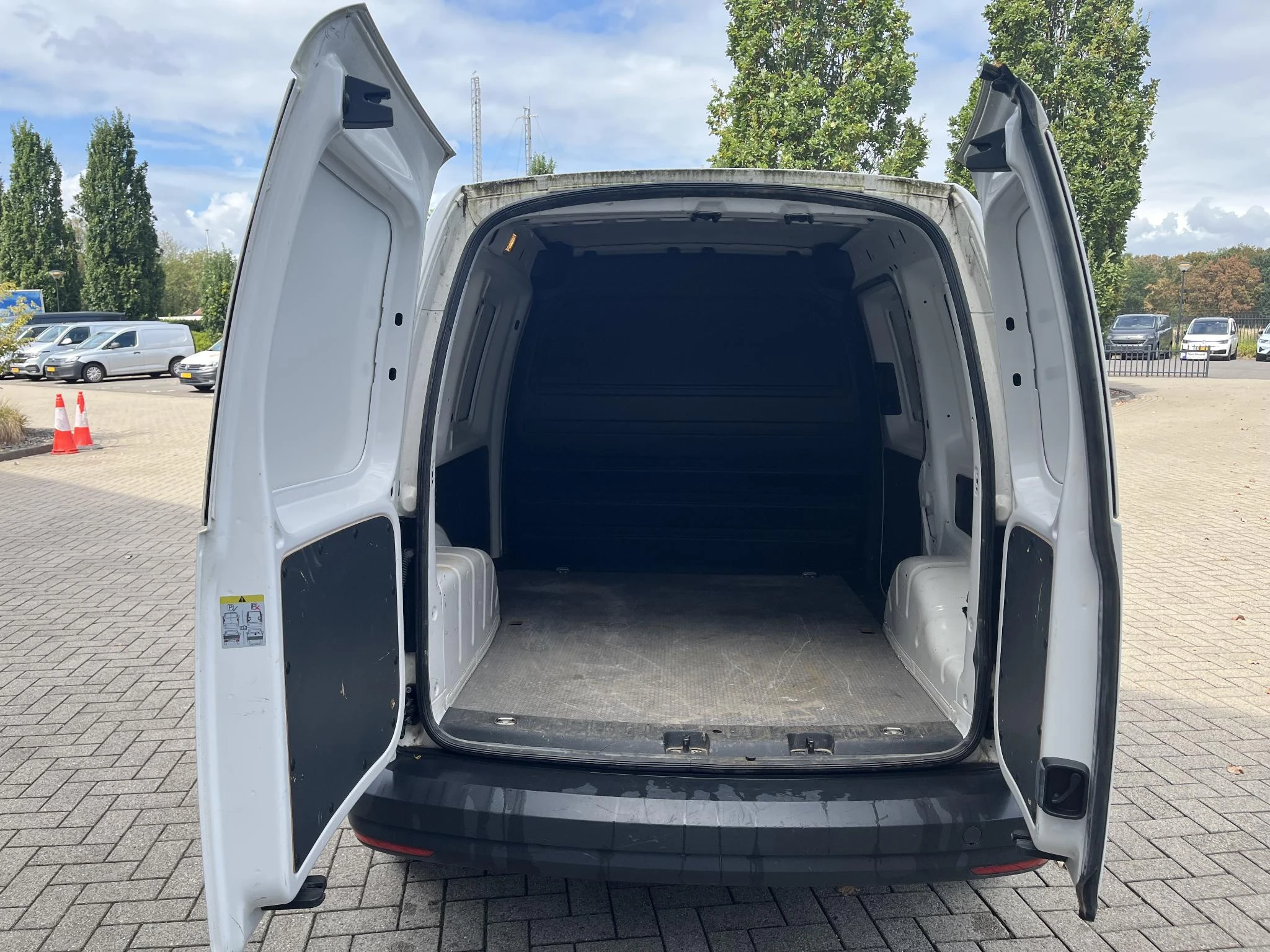 Volkswagen-Caddy-image-2
