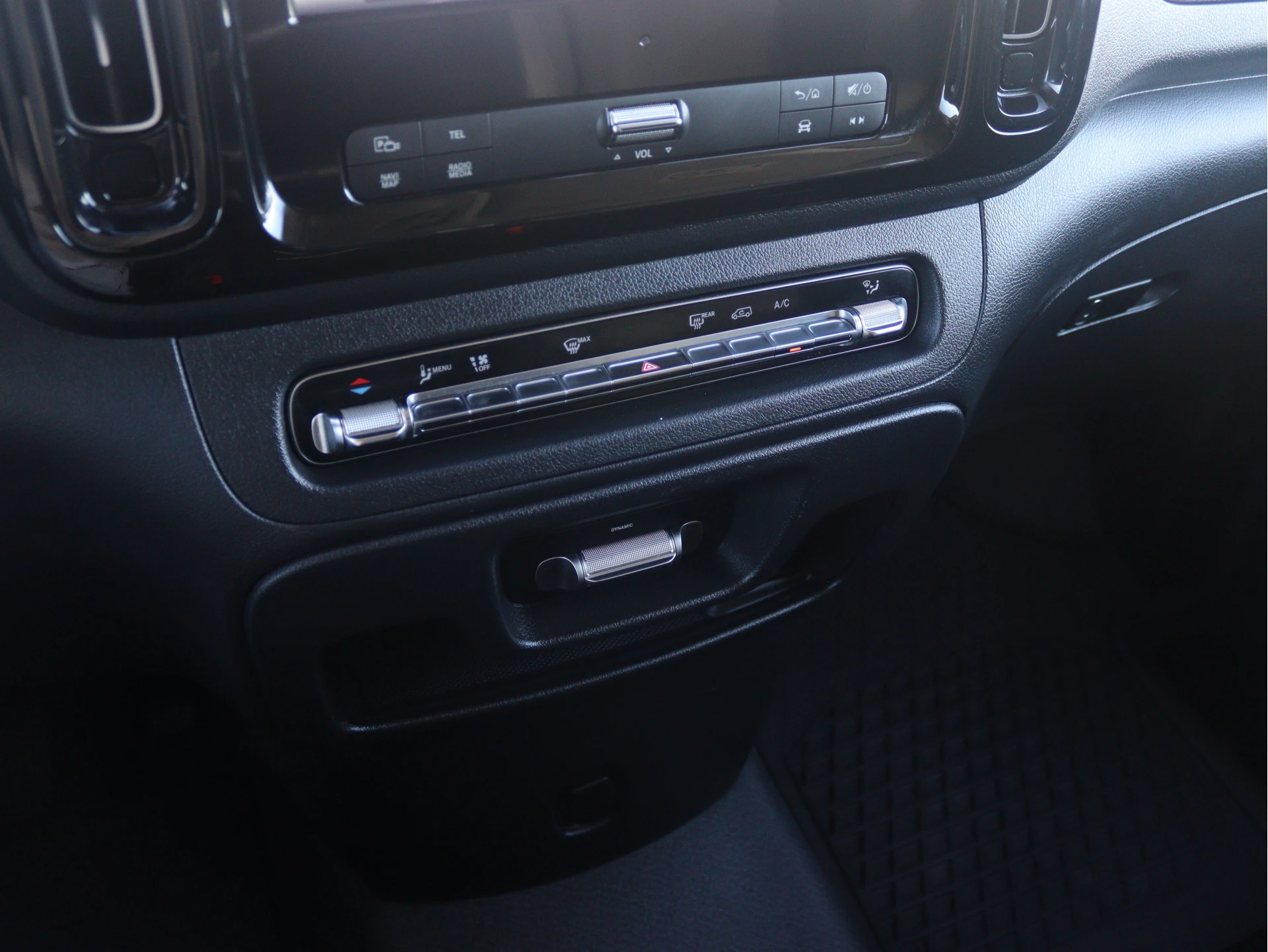 Mercedes-Benz-Vito-image-11