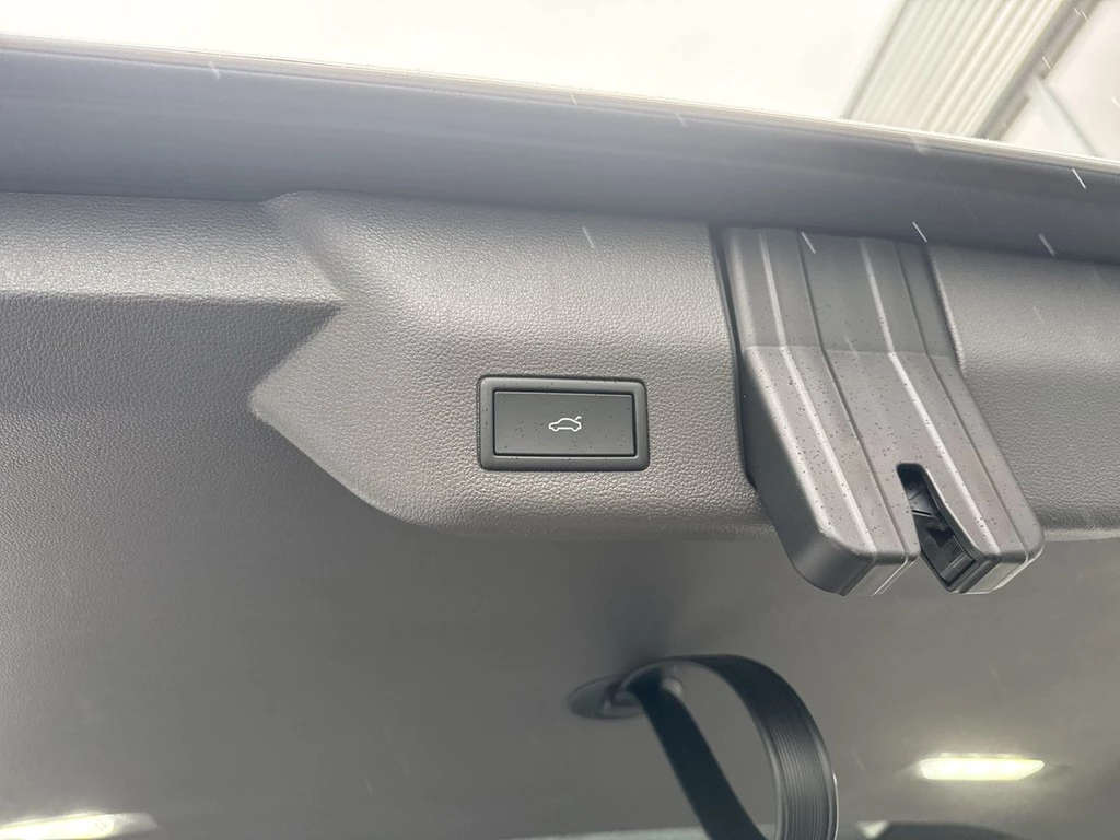 Volkswagen-Multivan-image-15