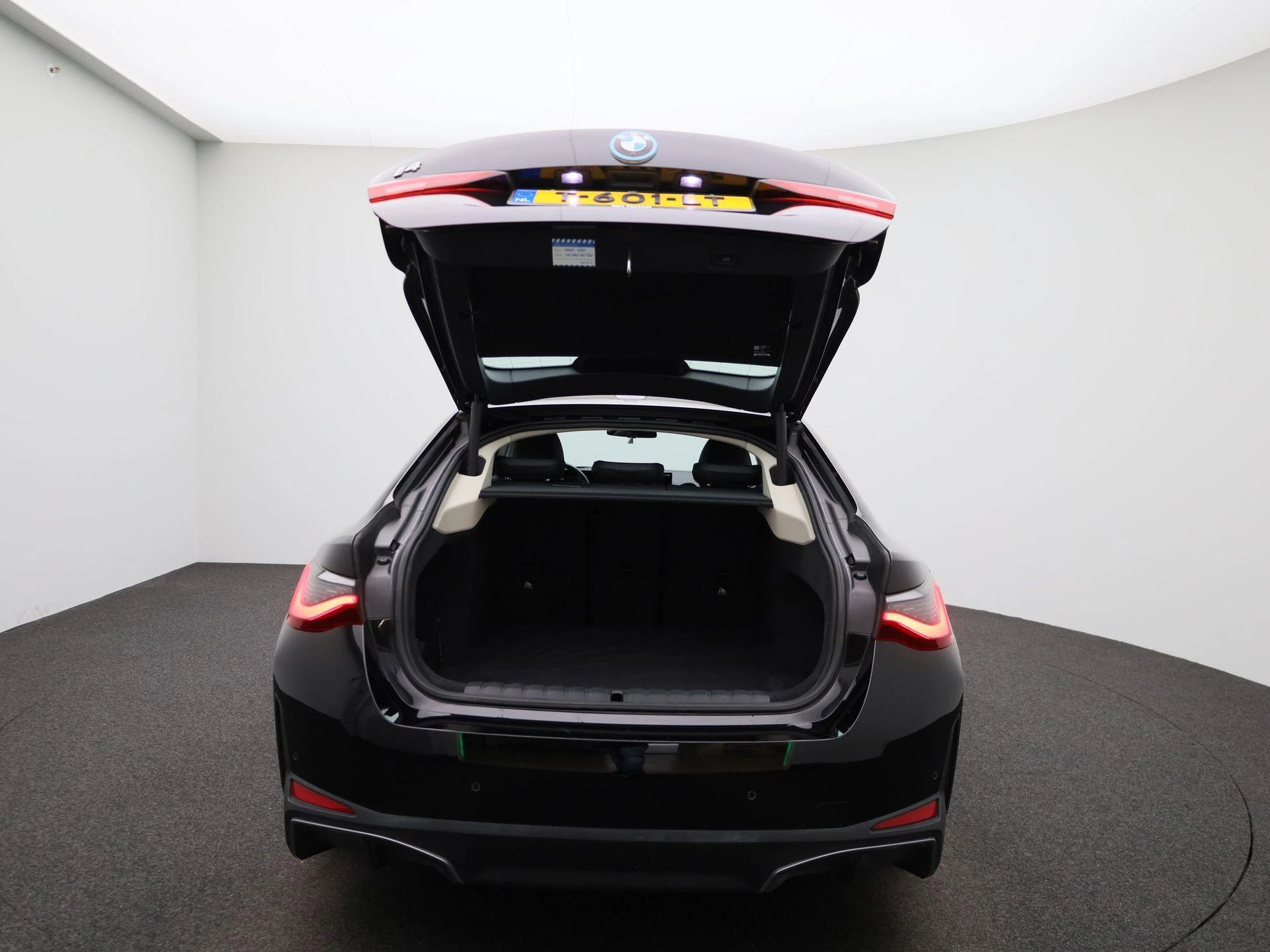 BMW-i4-image-10