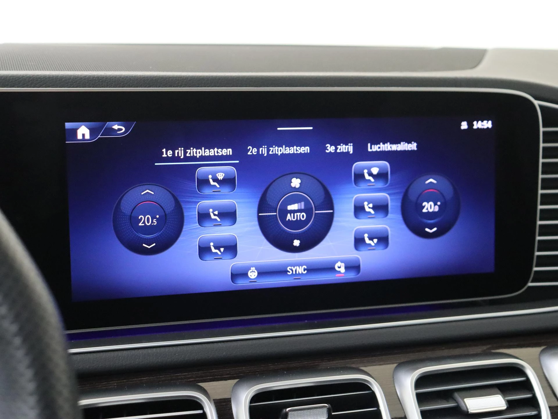 Mercedes-Benz-GLS-image-22