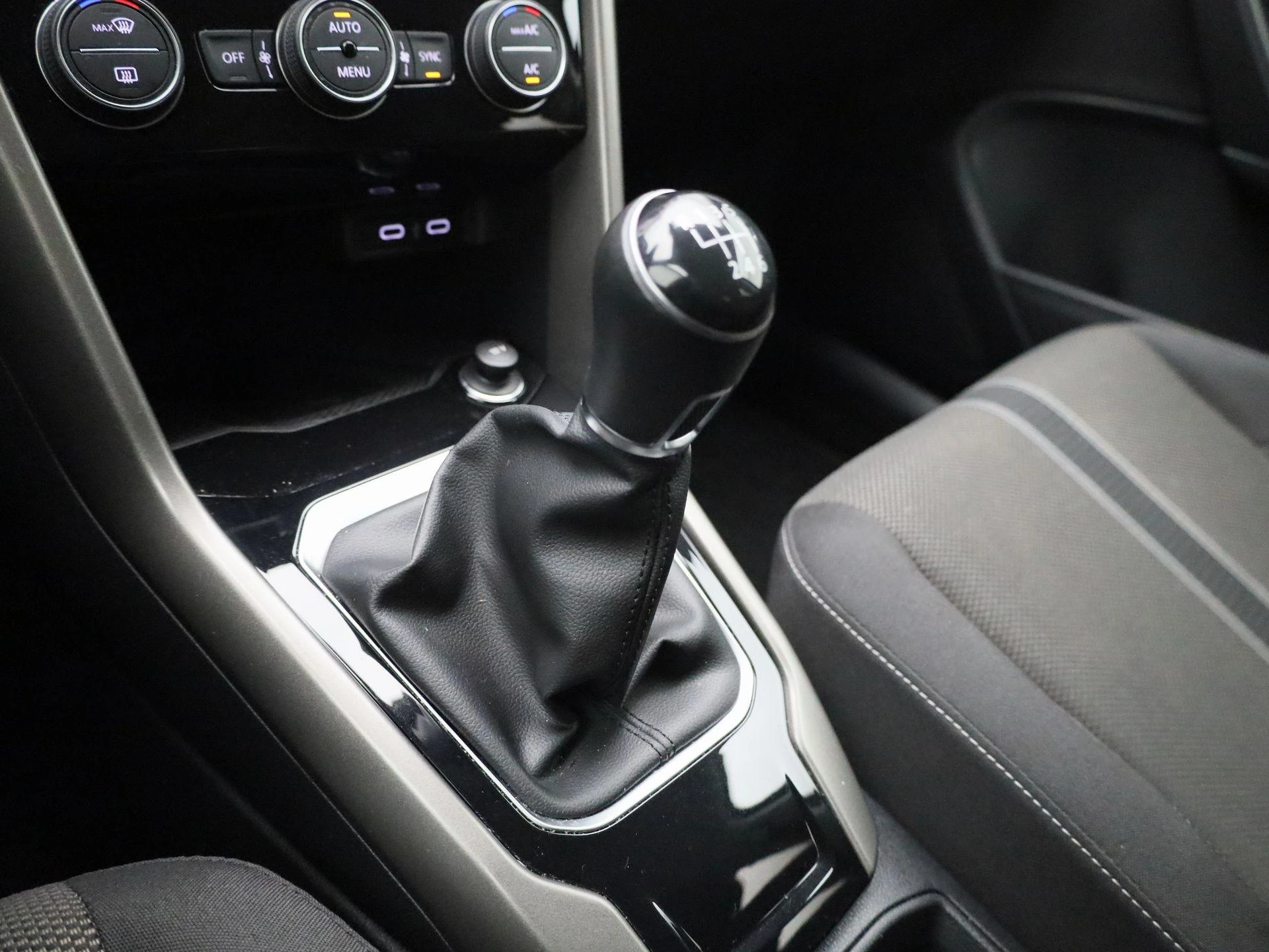 Volkswagen-T-Roc-image-17