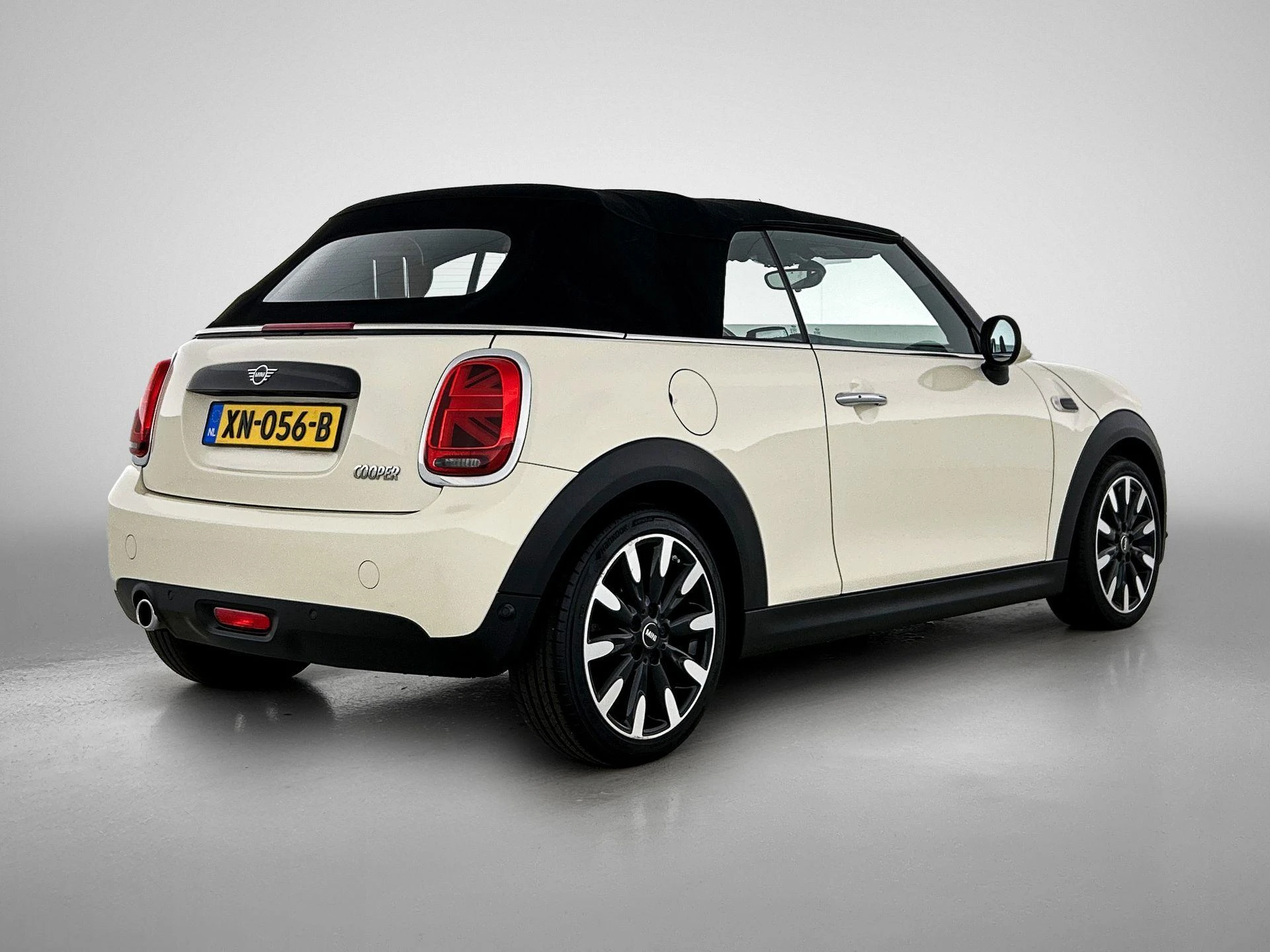 MINI-Cooper Cabrio-image-3