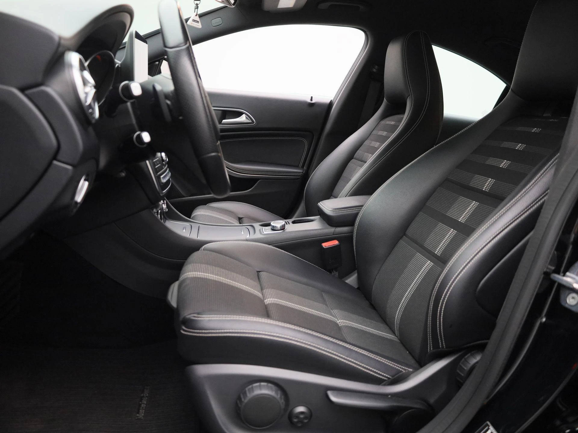 Mercedes-Benz-CLA-image-10