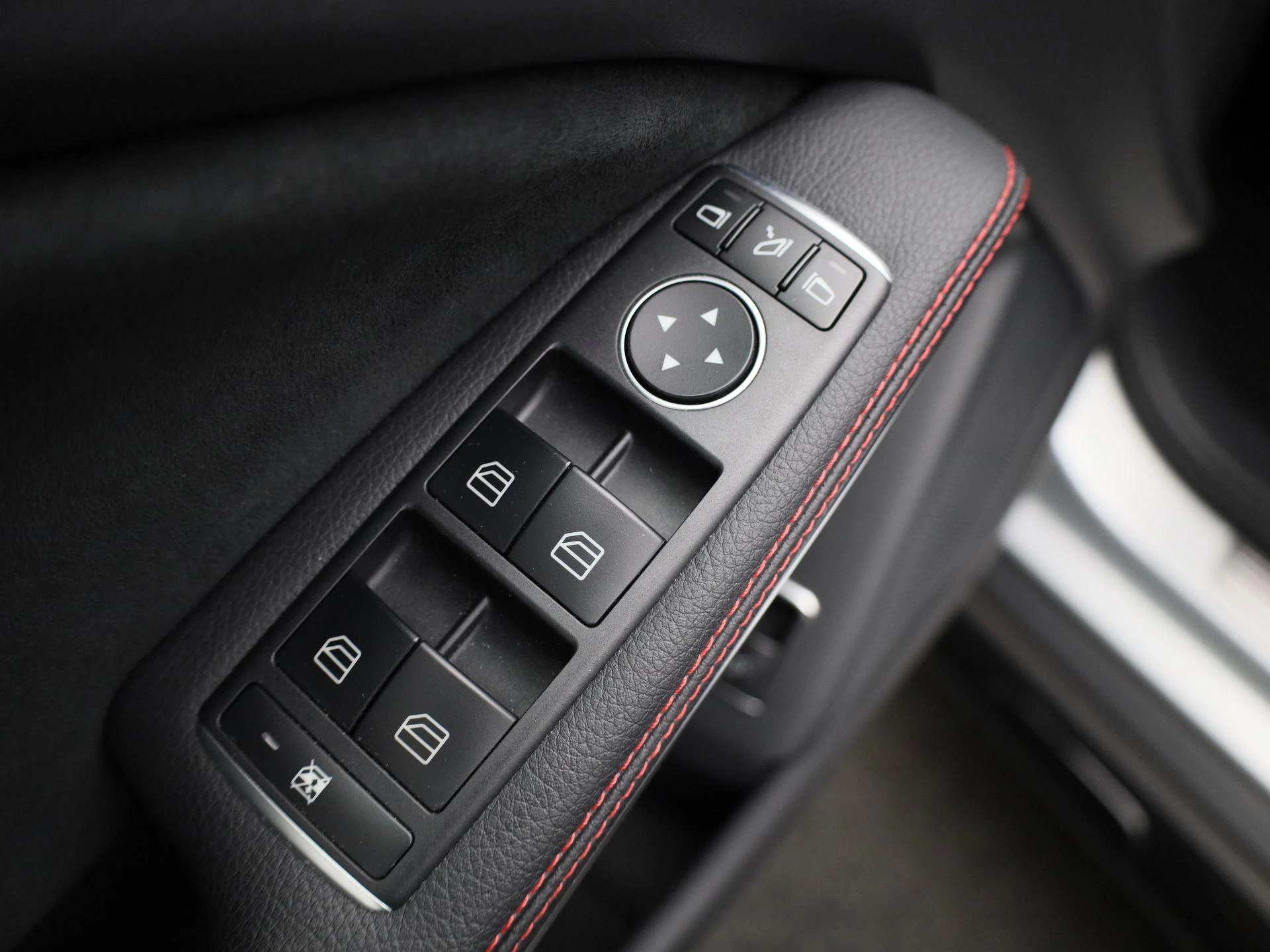 Mercedes-Benz-GLA-image-32