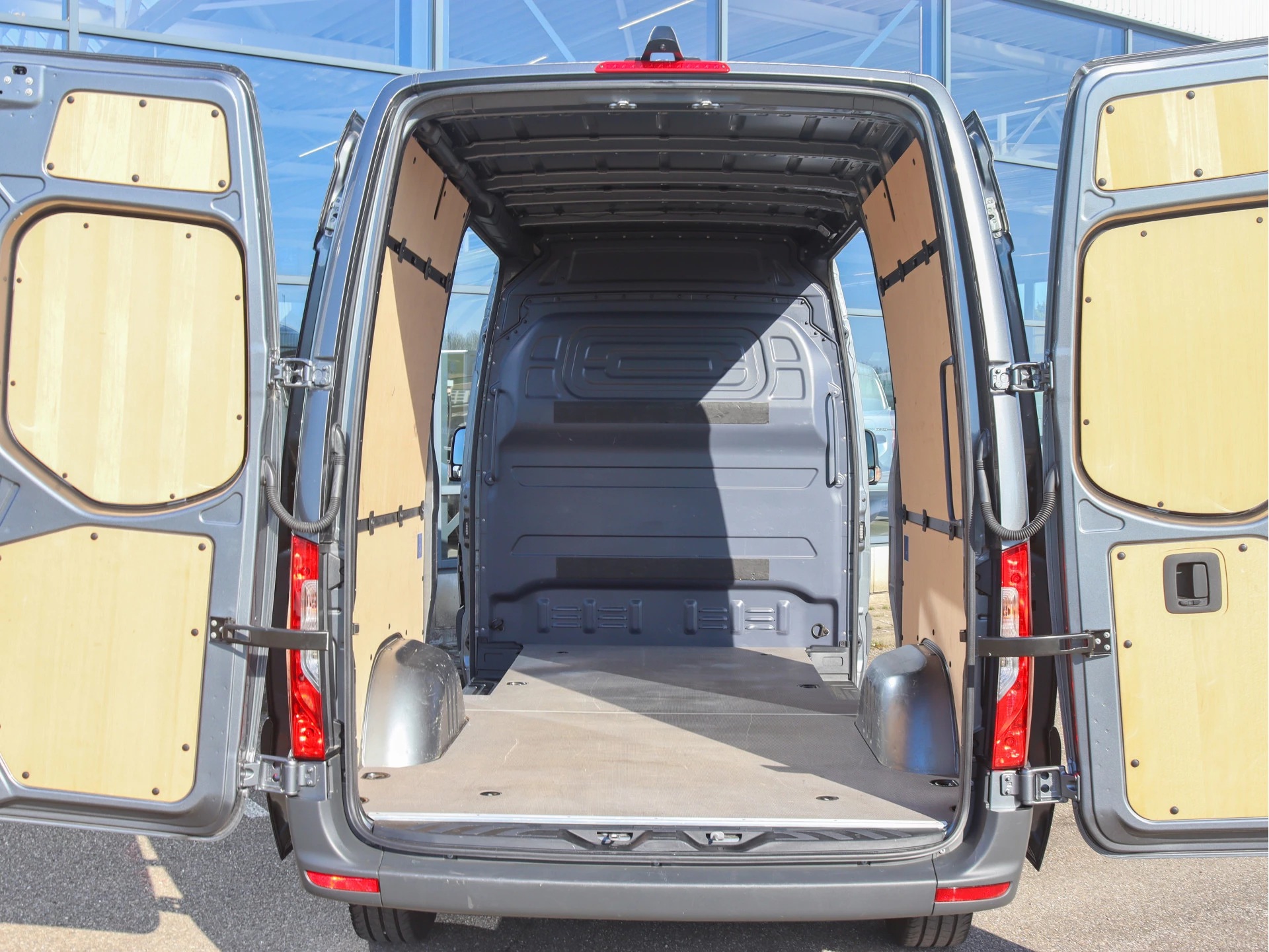 Mercedes-Benz-Sprinter-image-3