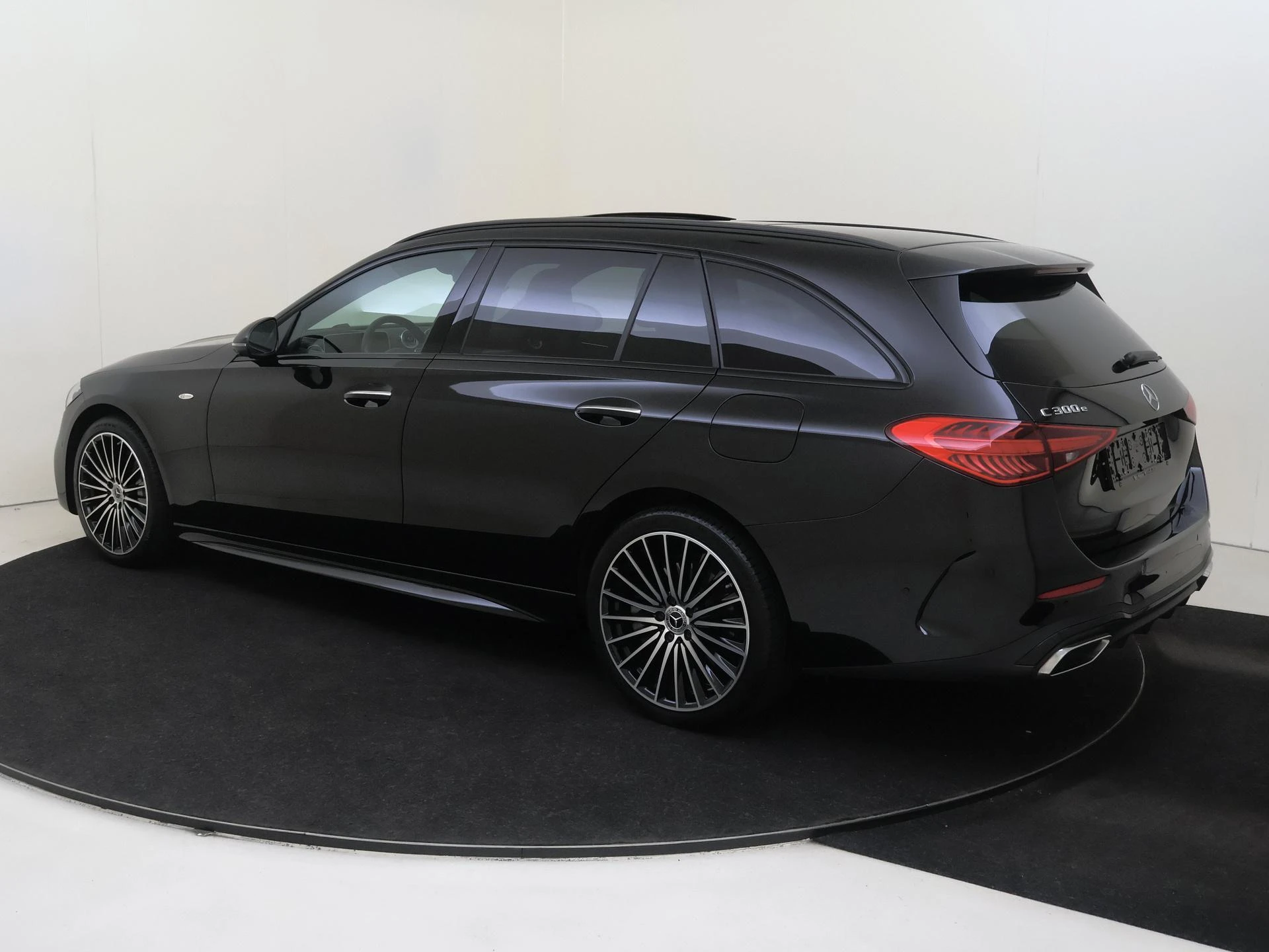 Mercedes-Benz-C-Klasse-image-2