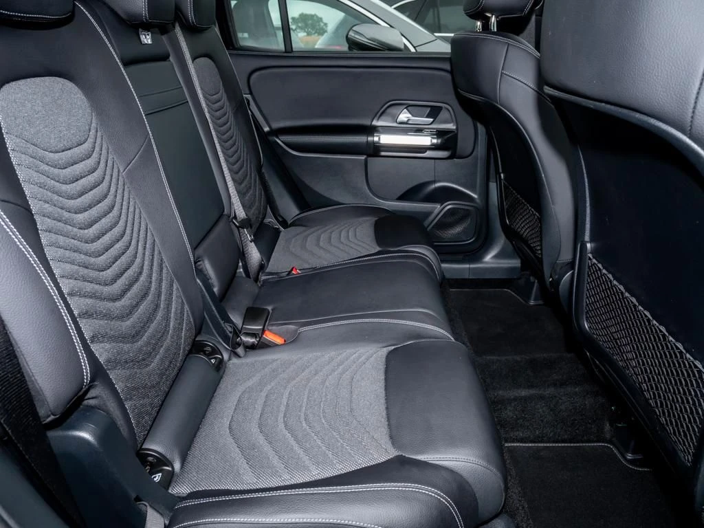 Mercedes-Benz-GLB 200 d-image-12