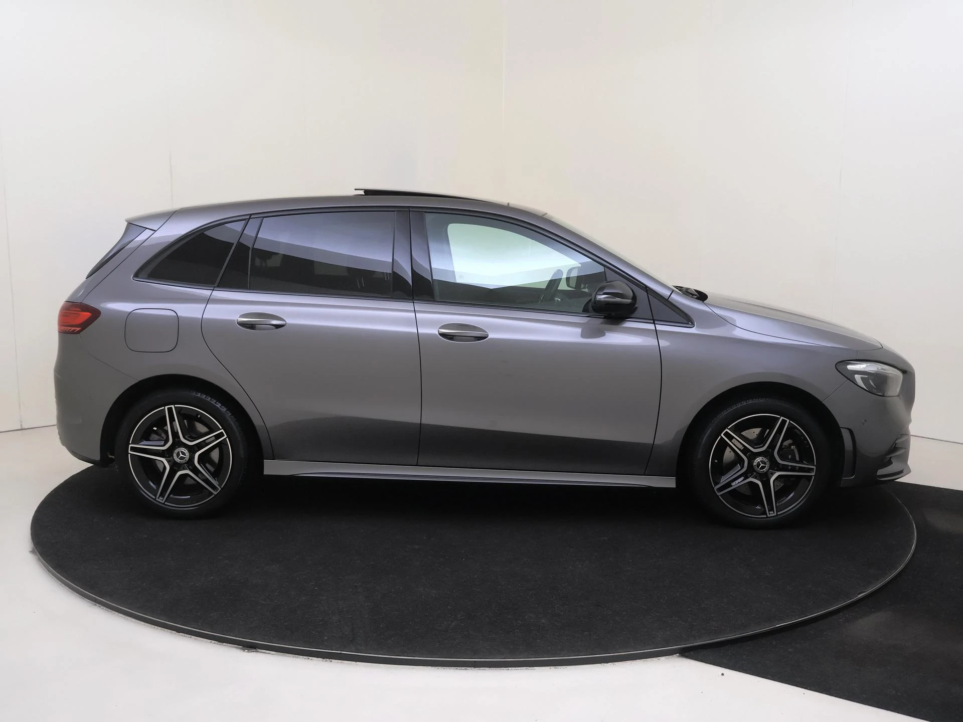 Mercedes-Benz-B-Klasse-image-8