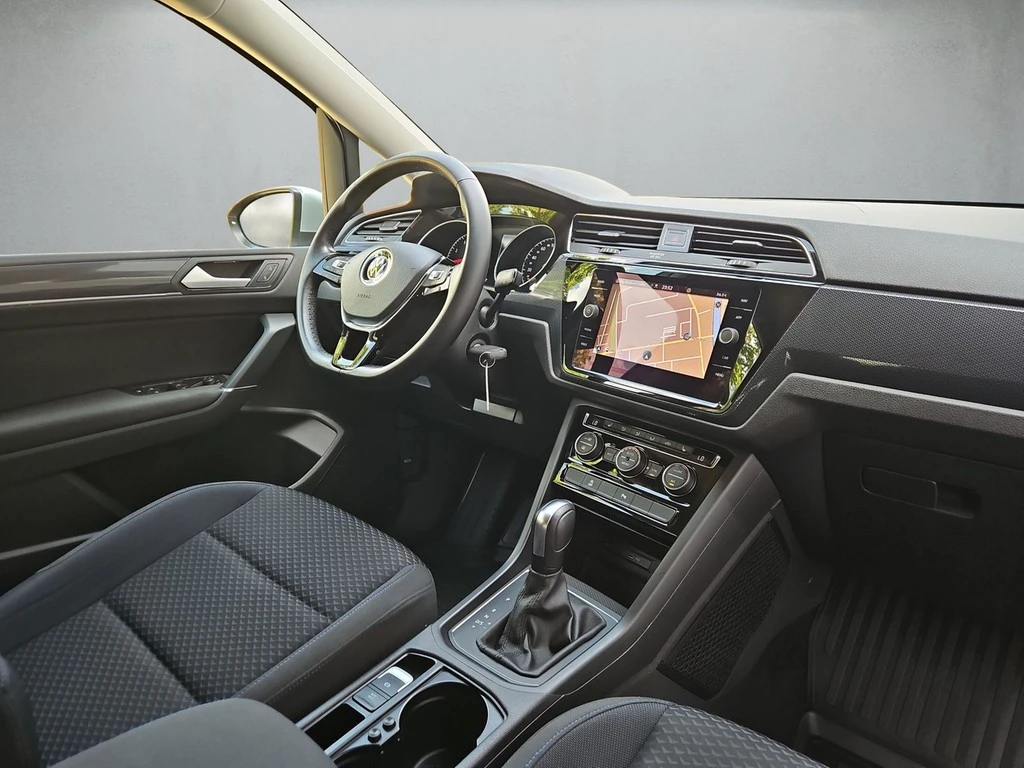 Volkswagen-Touran-image-6