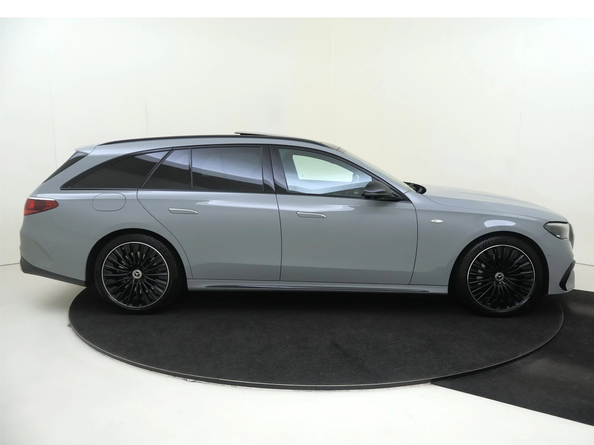 Mercedes-Benz-E-Klasse-image-8