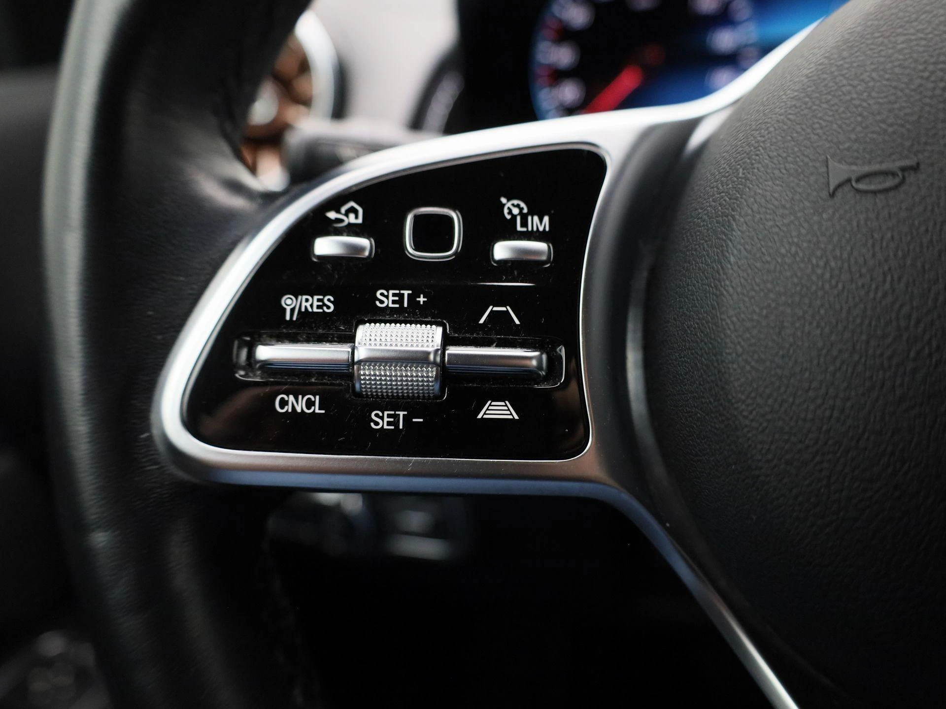 Mercedes-Benz-EQB-image-20