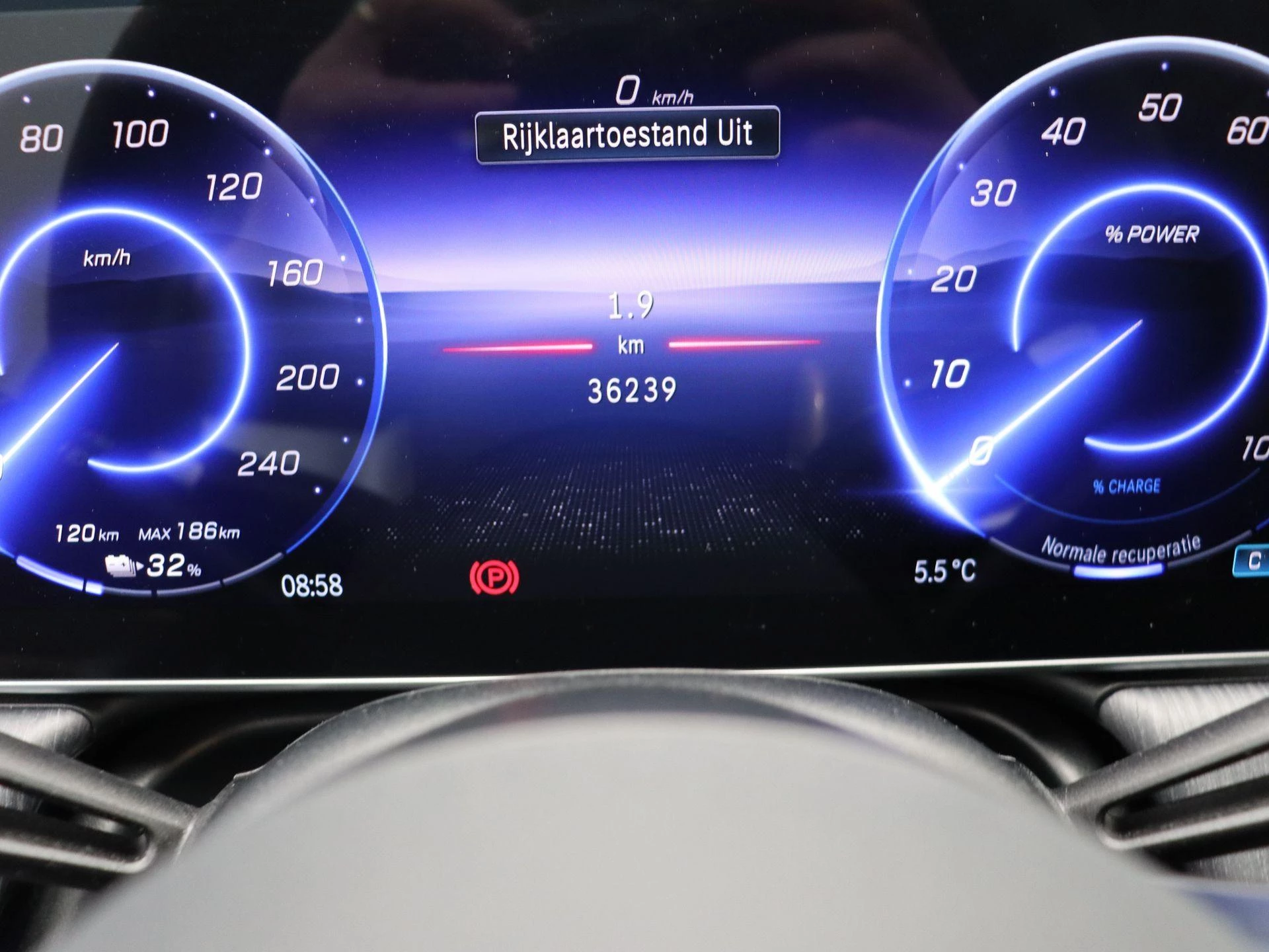 Mercedes-Benz-EQE-image-9