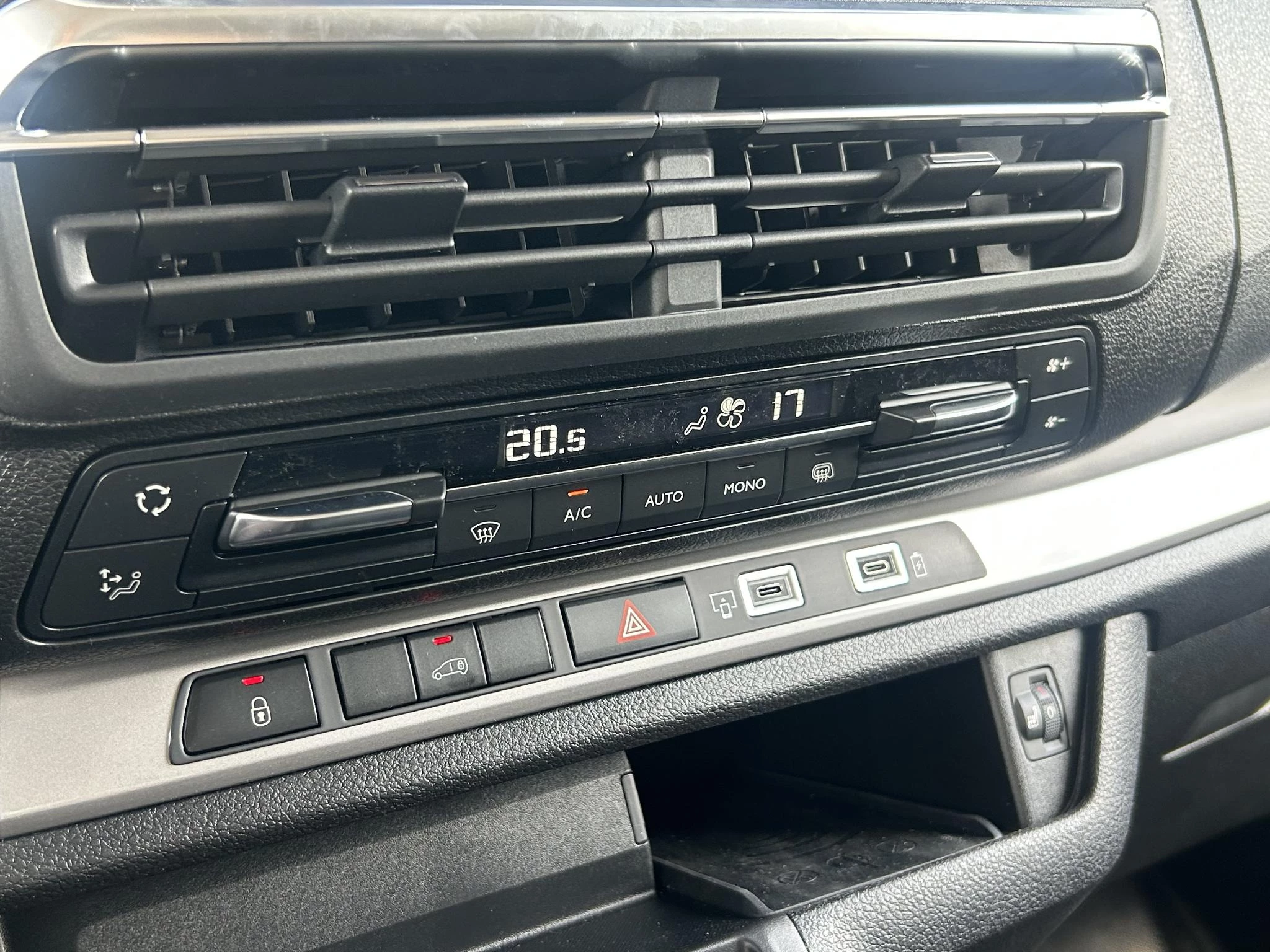 Peugeot-e-Expert-image-16