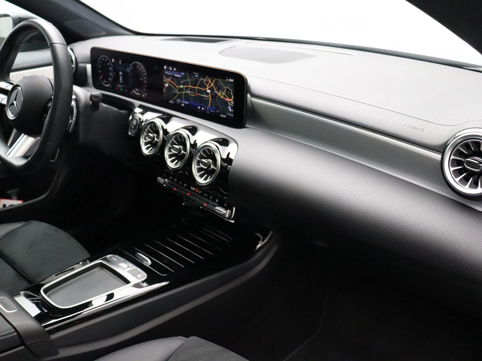 Mercedes-Benz-CLA-image-28