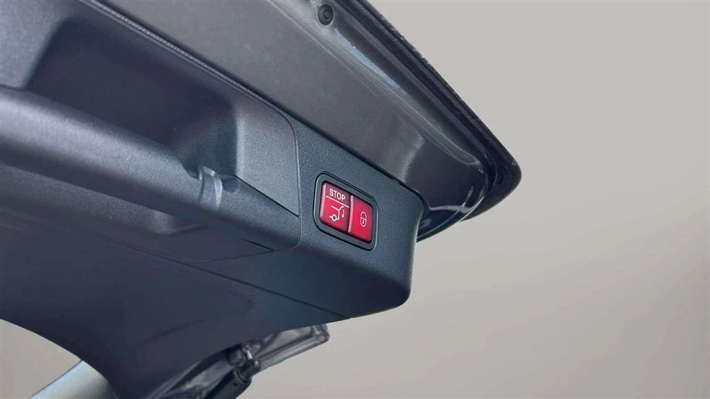 Mercedes-Benz-EQB-image-23