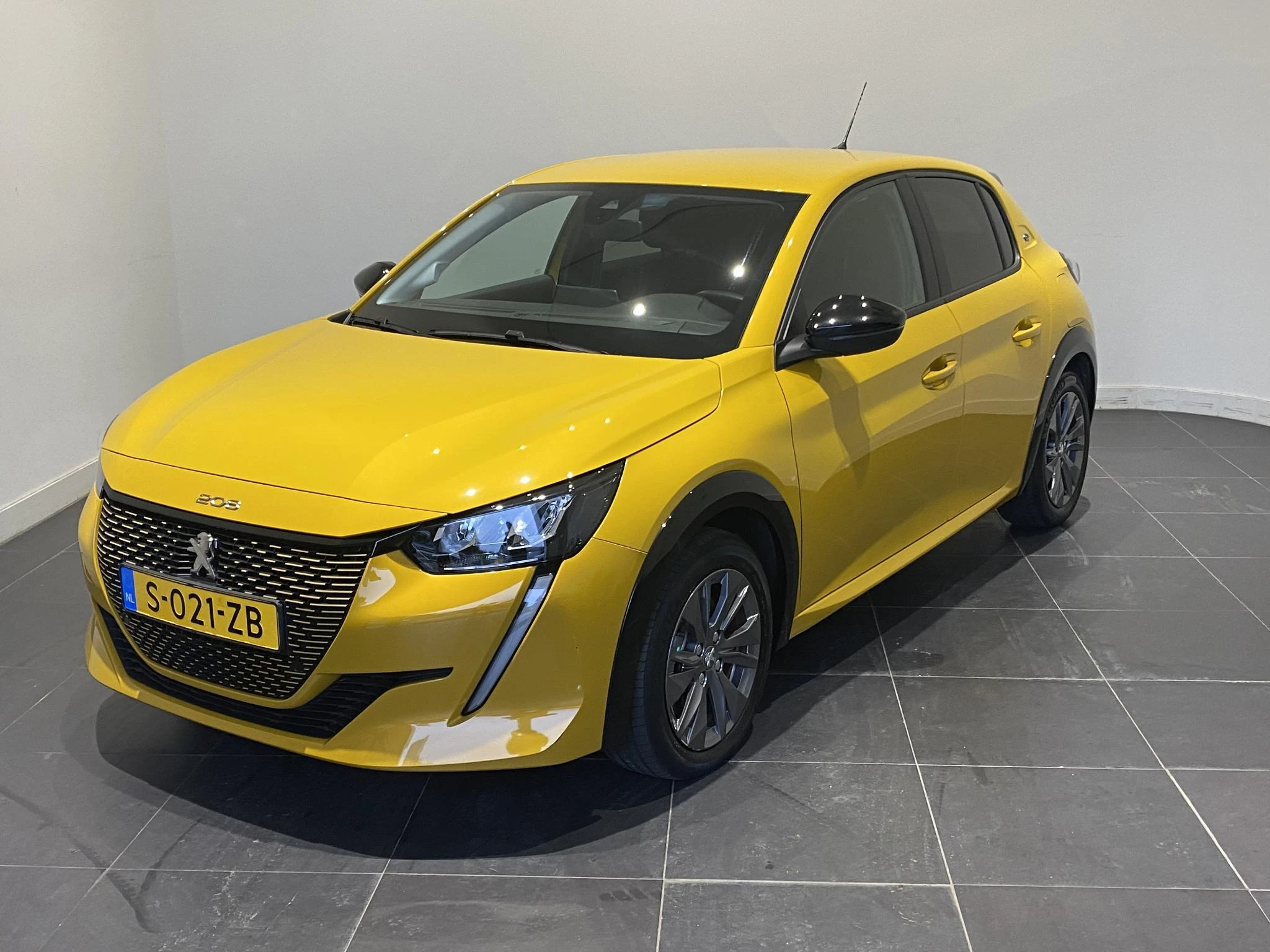 Peugeot-e-208-image-30