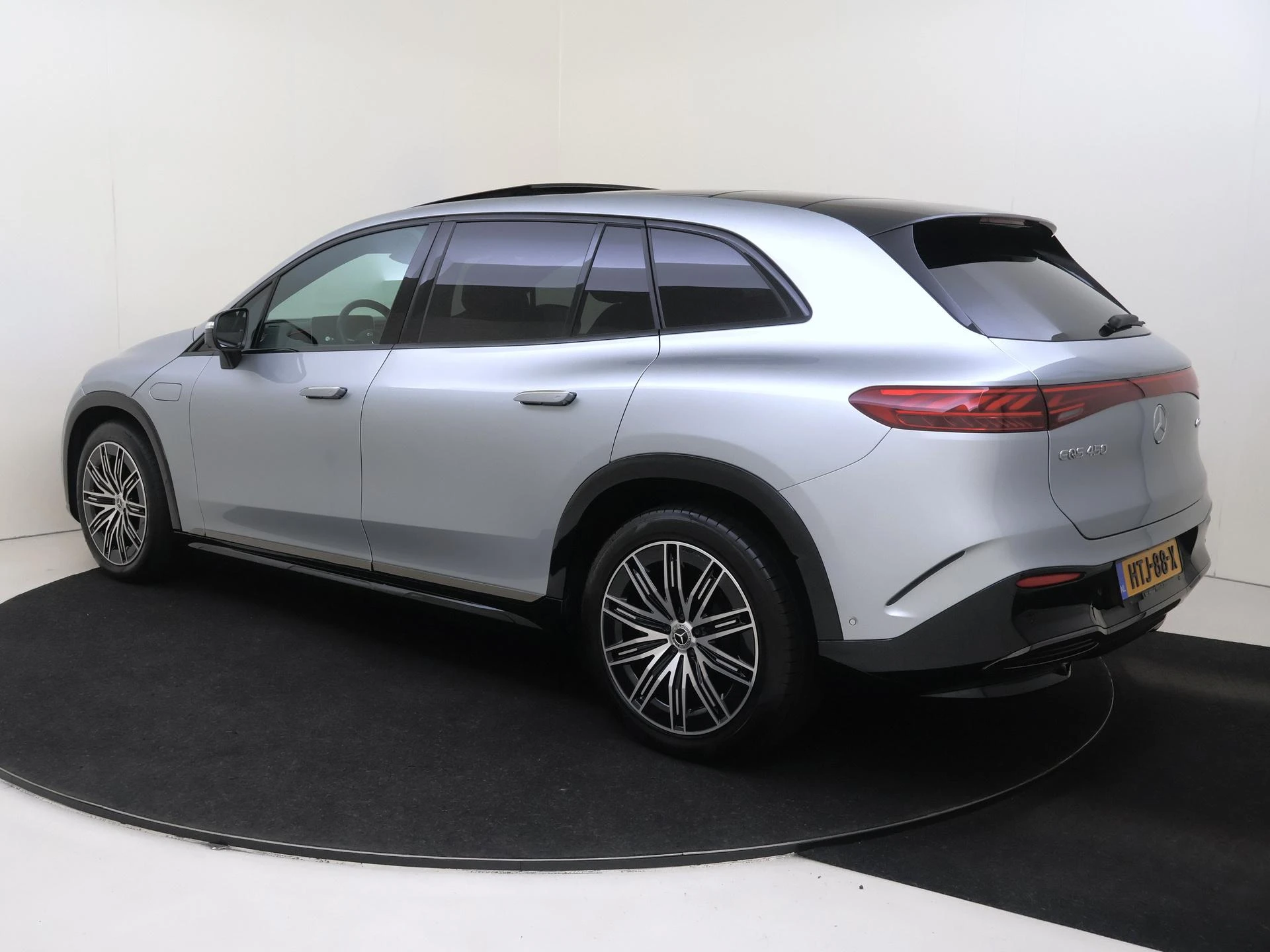 Mercedes-Benz-EQS-image-2