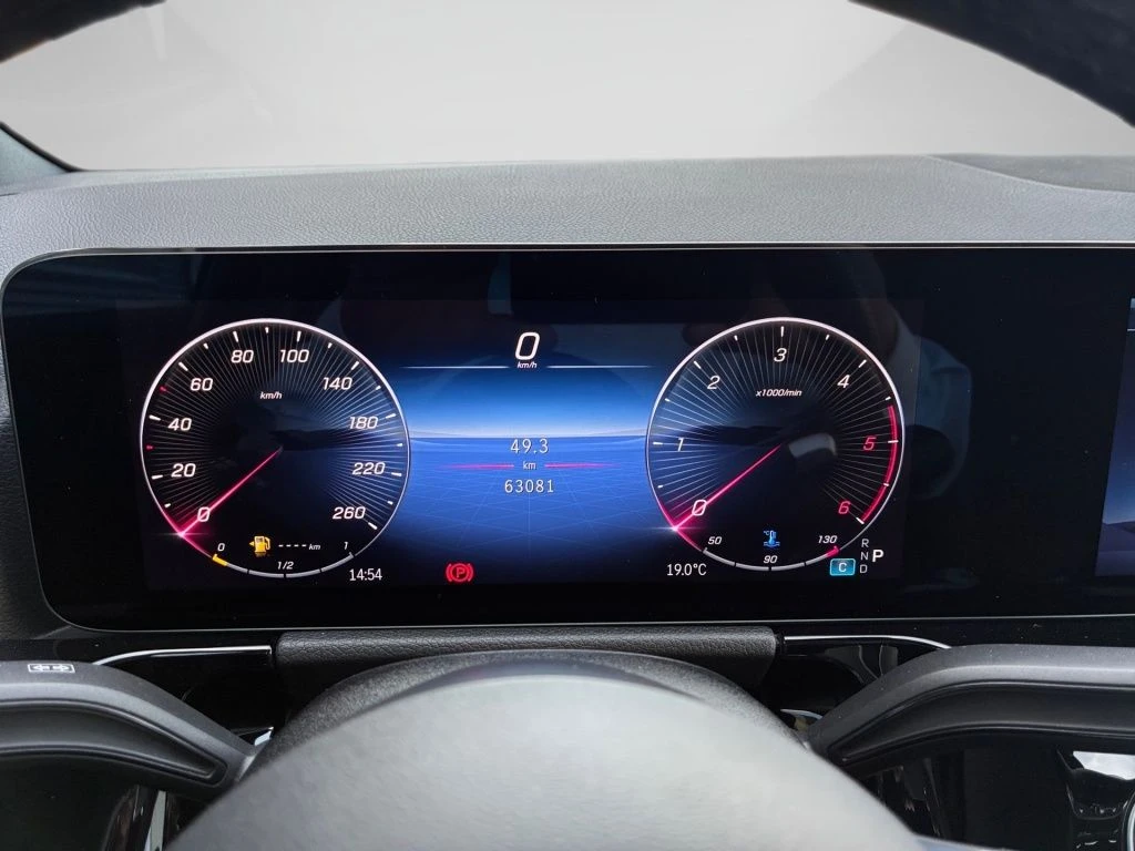 Mercedes-Benz-GLA 180 d-image-6