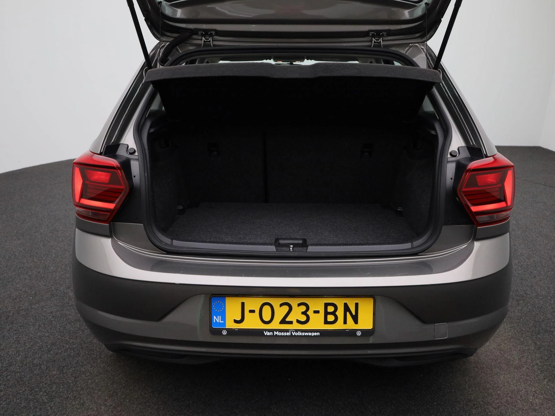 Volkswagen-Polo-image-12