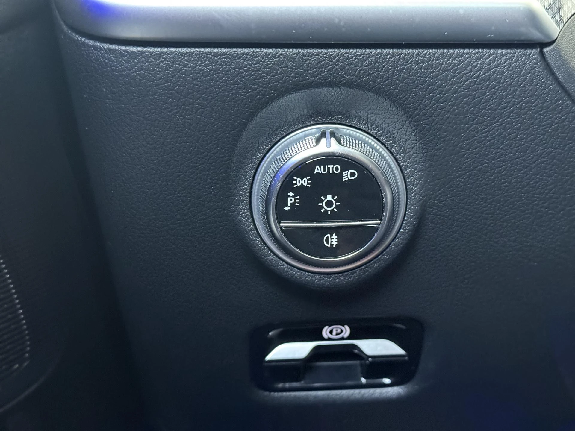 Mercedes-Benz-C-Klasse-image-25