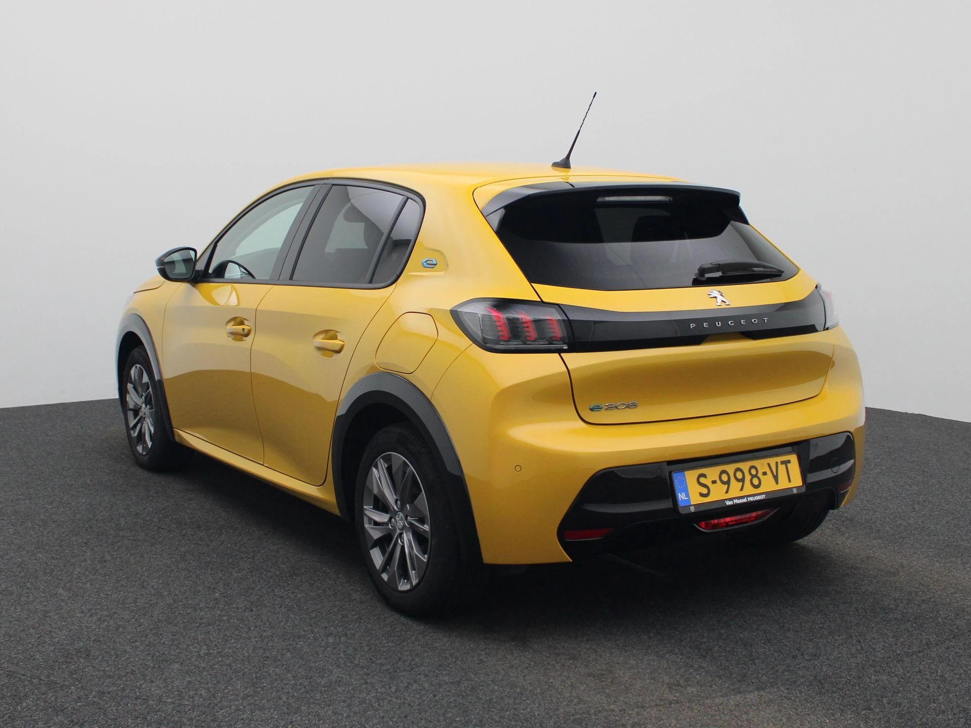 Peugeot-e-208-image-1
