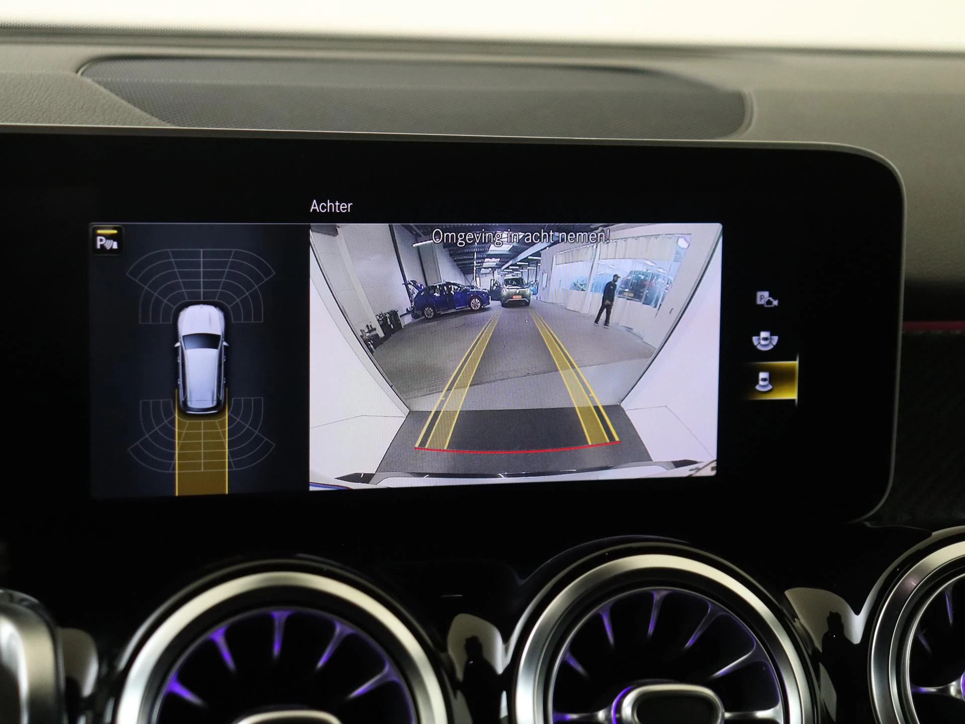 Mercedes-Benz-GLB-image-24