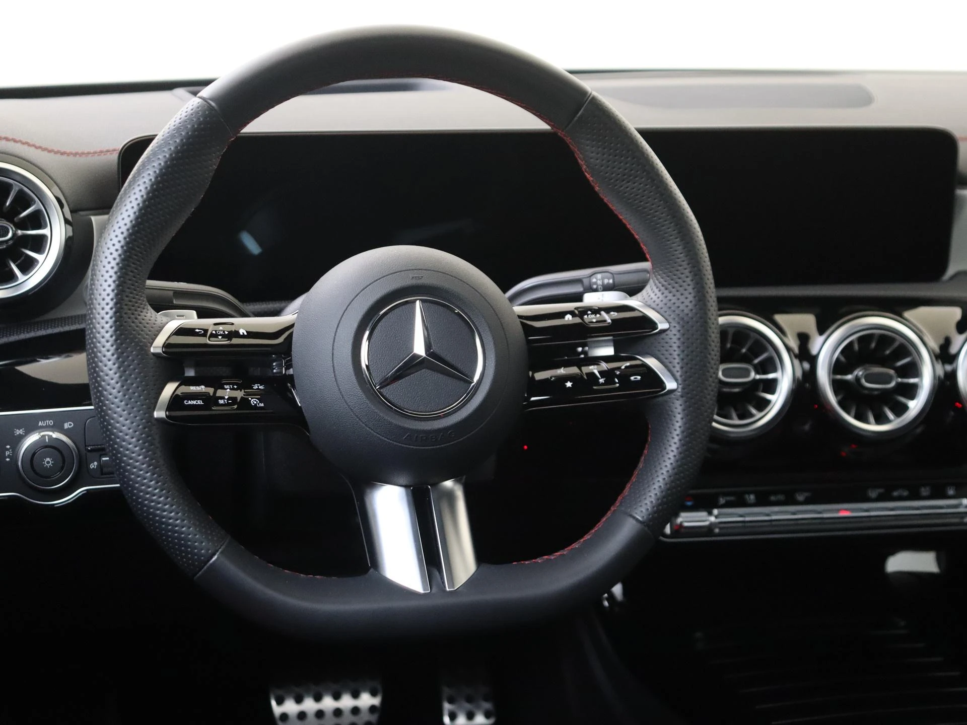 Mercedes-Benz-CLA-image-9